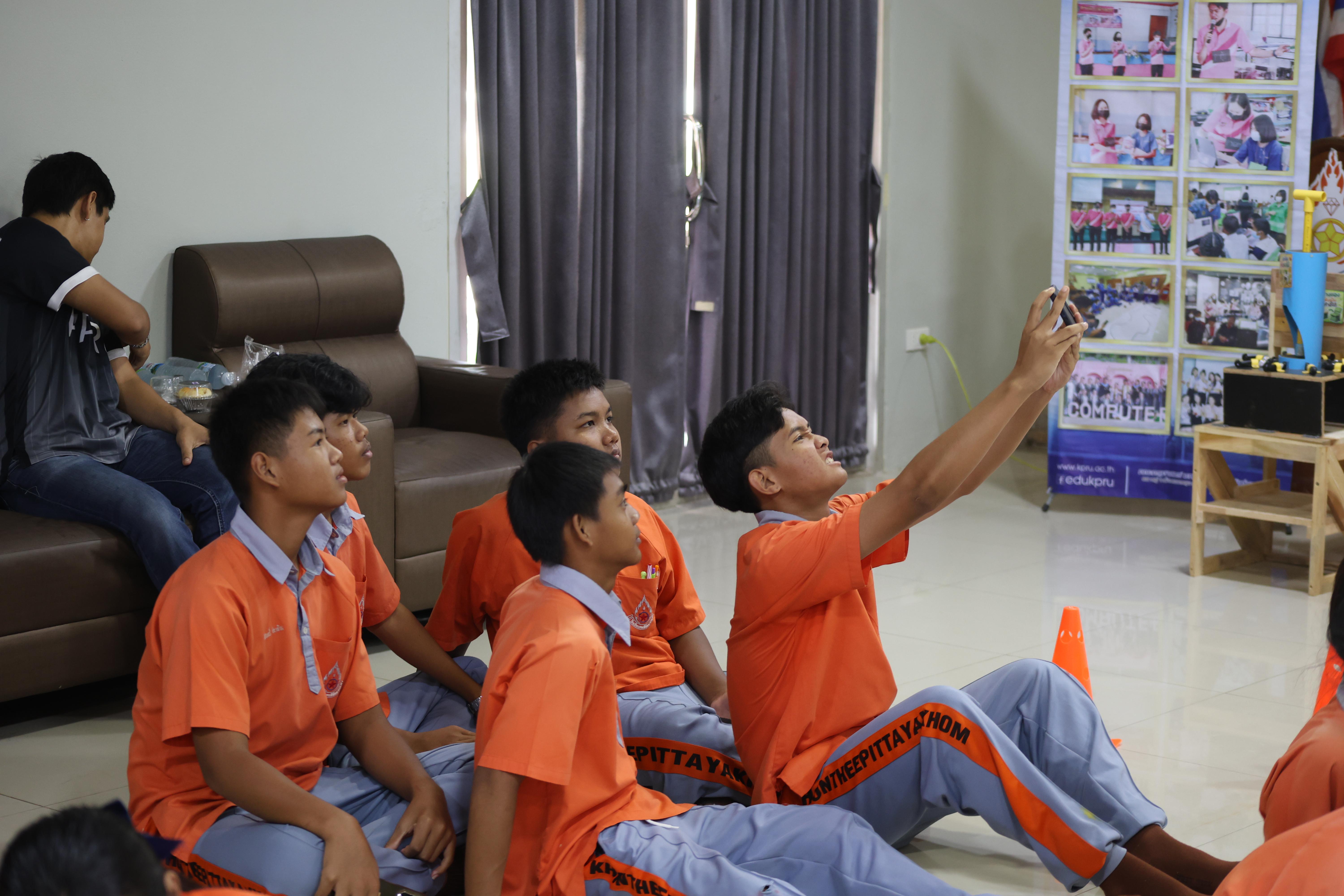 240. โปรแกรมวิชาคอมพิวเตอร์มหาวิทยาลัยราชภัฎกำแพงเพชร จัดกิจกรรมอบรมพัฒนาทักษะทางด้านเทคโนโลยี ให้กับนักเรียนโรงเรียนคณฑีพิทยาคม