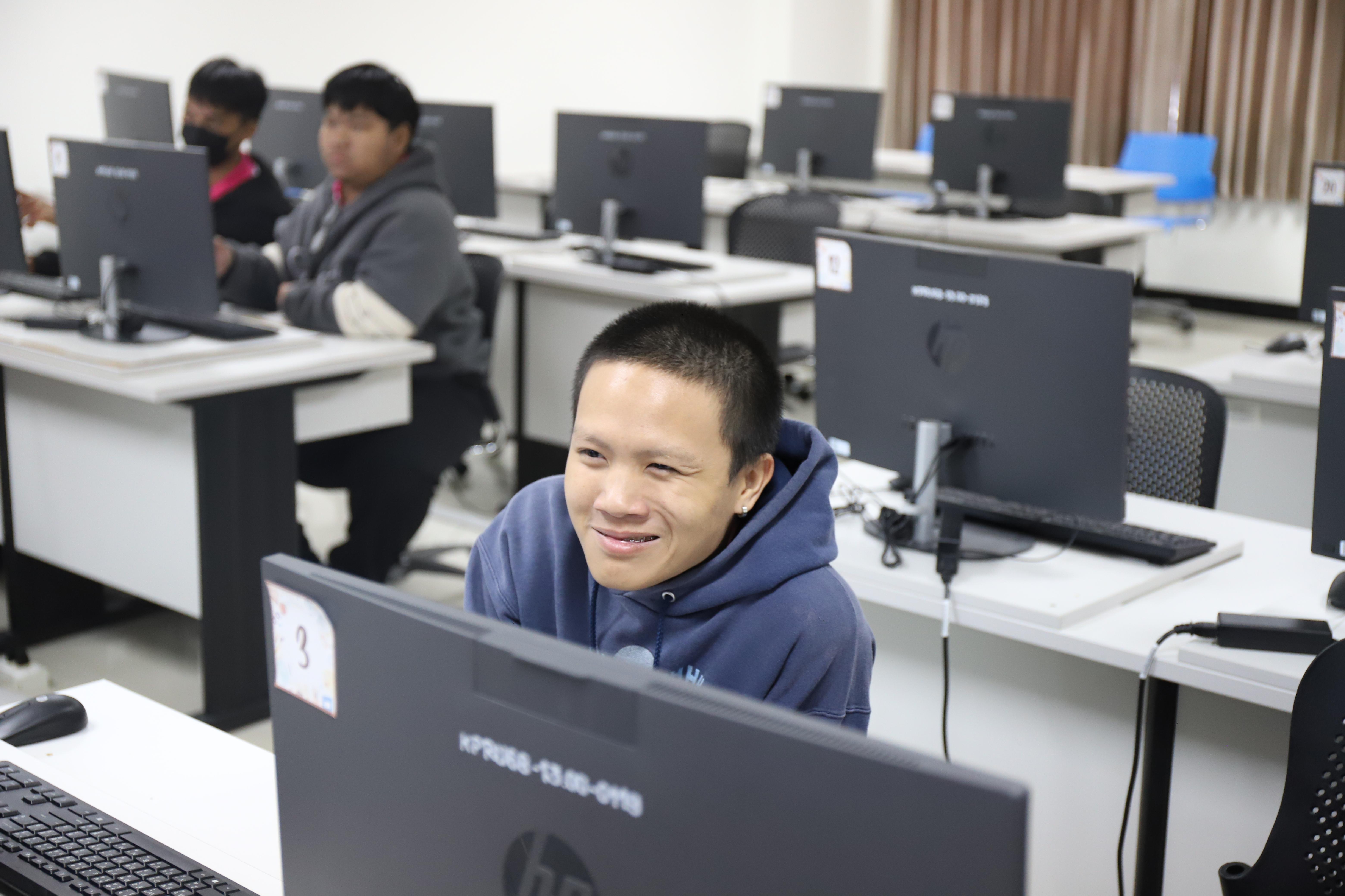 41. อบรมนักศึกษาคอมพิวเตอร์