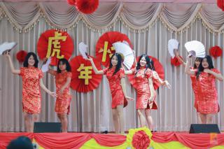 55. วันที่ 9 กุมภาพันธ์ 2565 ที่หอประชุมครุร่มสัก 1 มหาวิทยาลัยราชภัฏกำแพงเพชร ผู้ช่วยศาสตราจารย์ ดร.ไตรรงค์ เปลี่ยนแสง รองคณบดีคณะครุศาสตร์ ฝ่ายกิจการนักศึกษาและศิลปวัฒนธรรม เป็นประธานเปิดโครงการตรุษจีน ของนักศึกษาโปรแกรมวิชาภาษาจีน คณะครุศาสตร์