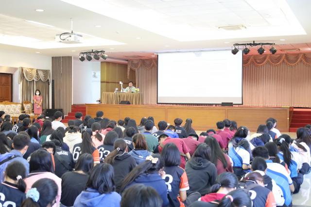 วันที่ 14 ธันวาคม 2565 กิจกรรมประชุมเตรียมความพร้อมก่อนเข้าร่วมกิจกรรมตามโครงการพัฒนาทักษะภาษาอังกฤษในศตวรรษที่ 21 สำหรับนักศึกษา
