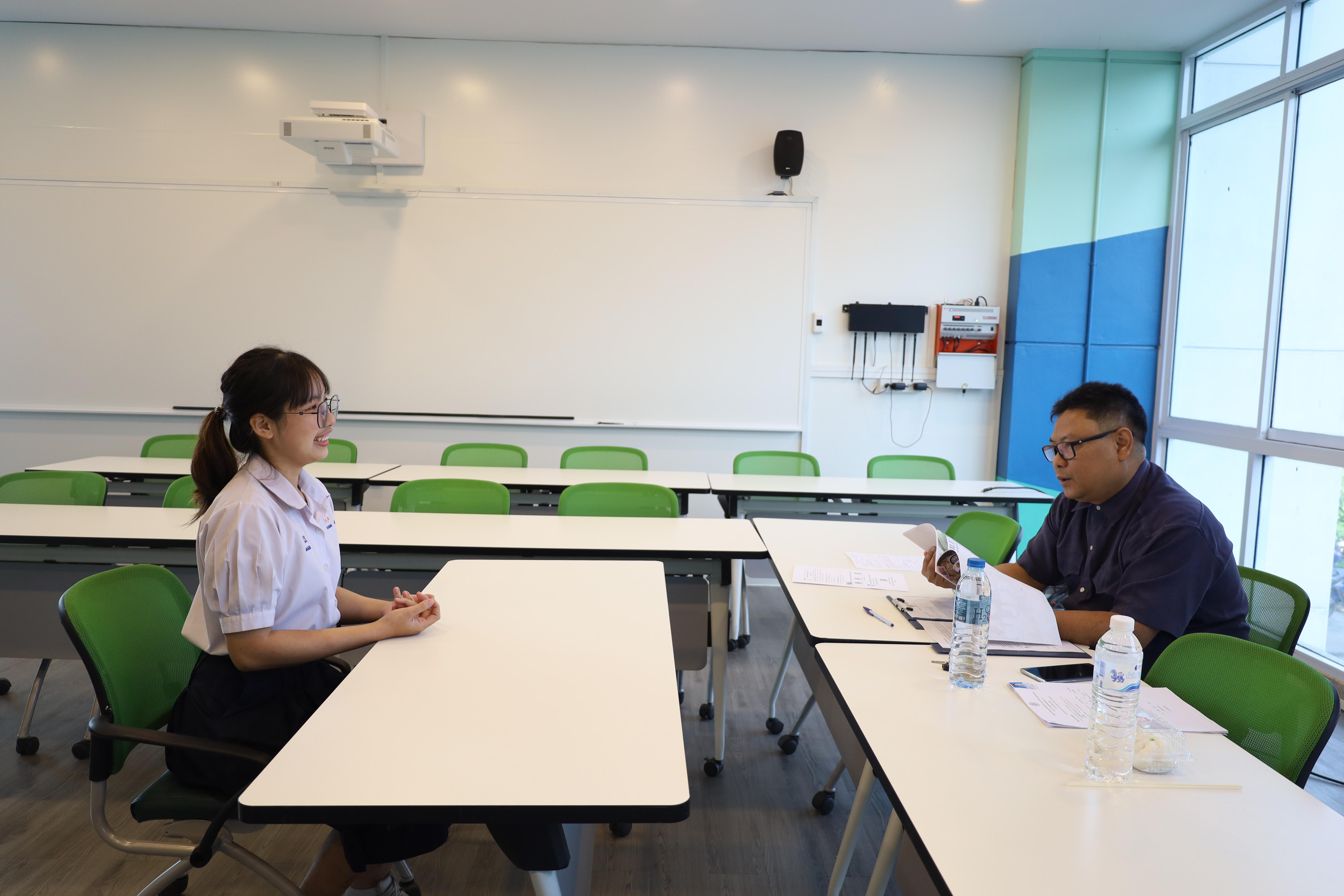 24. บรรยากาศการสอบสัมภาษณ์นักศึกษารอบ 2