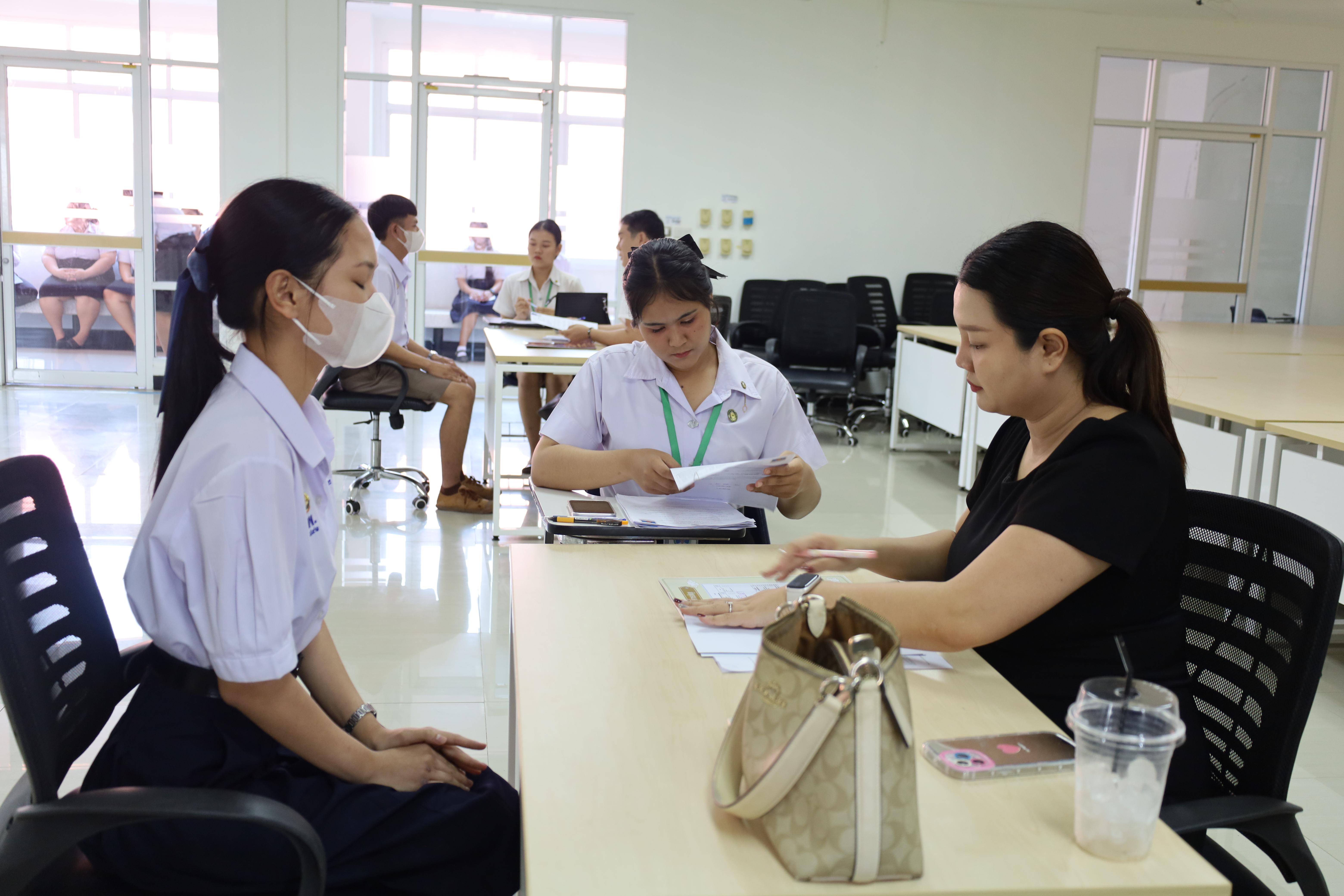 53. บรรยากาศการสอบสัมภาษณ์นักศึกษารอบ 2
