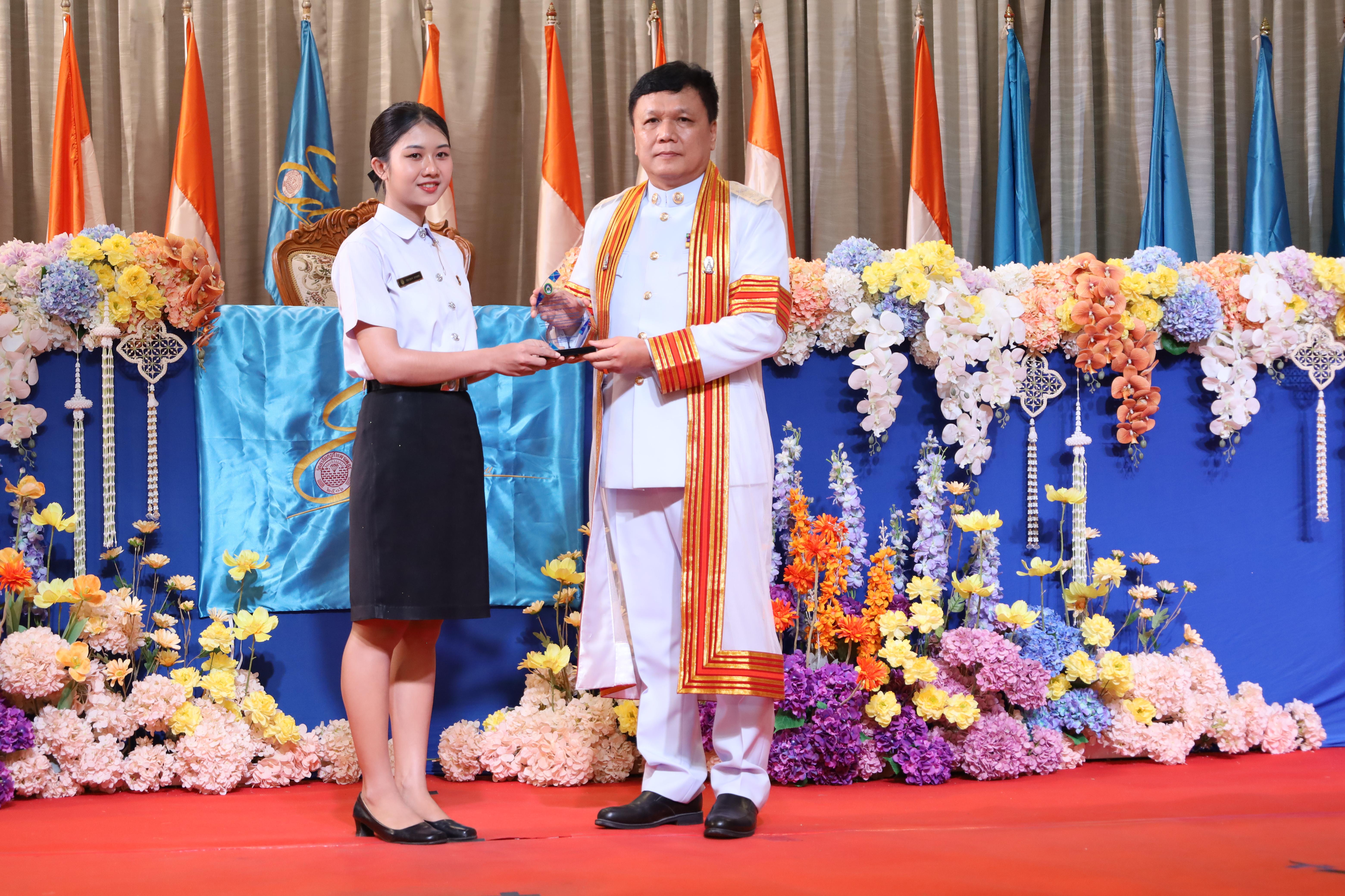 296. งานปัจฉิมนิเทศนักศึกษาหลักสูตรครุศาสตรบัณฑิต