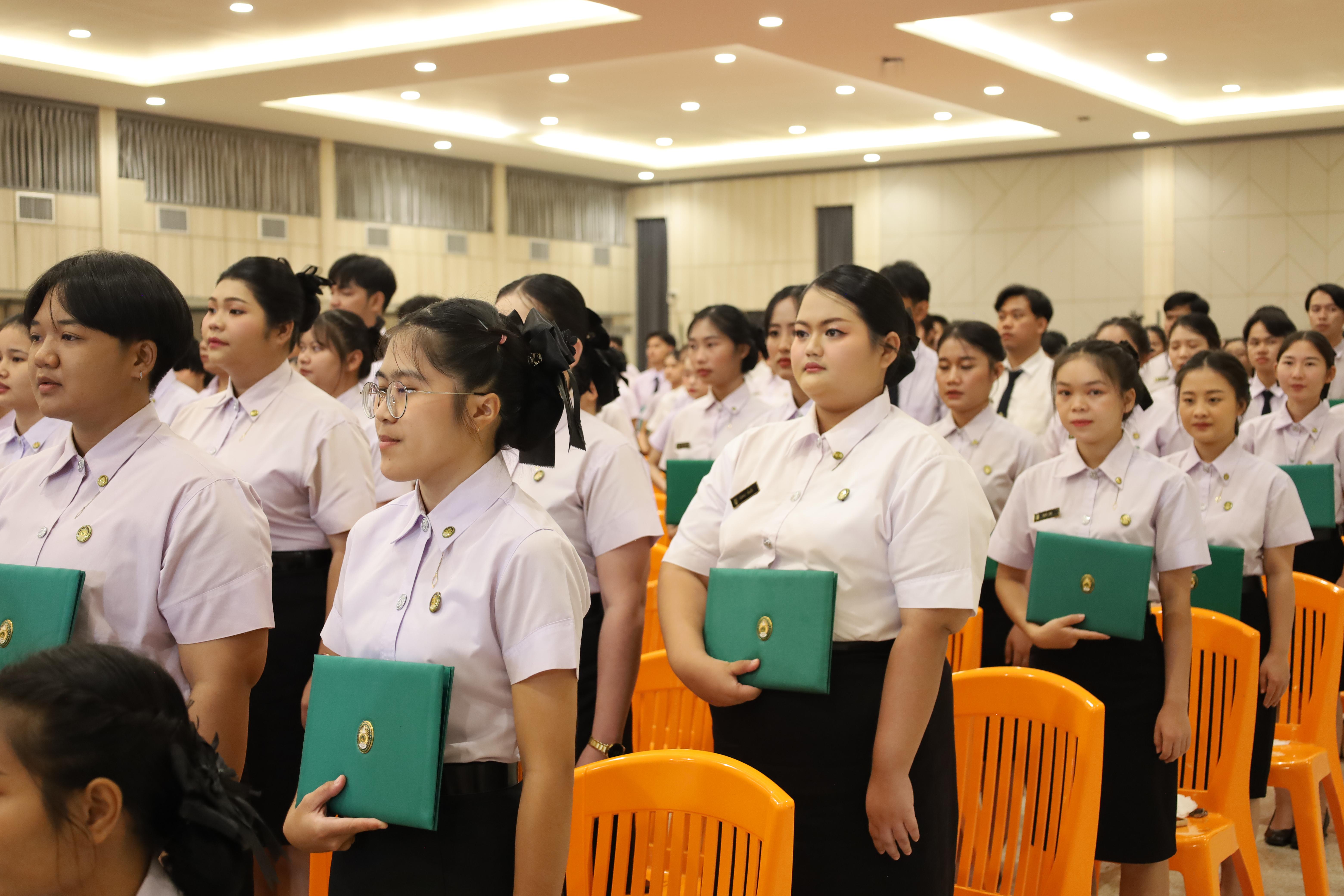 1992. งานปัจฉิมนิเทศนักศึกษาหลักสูตรครุศาสตรบัณฑิต