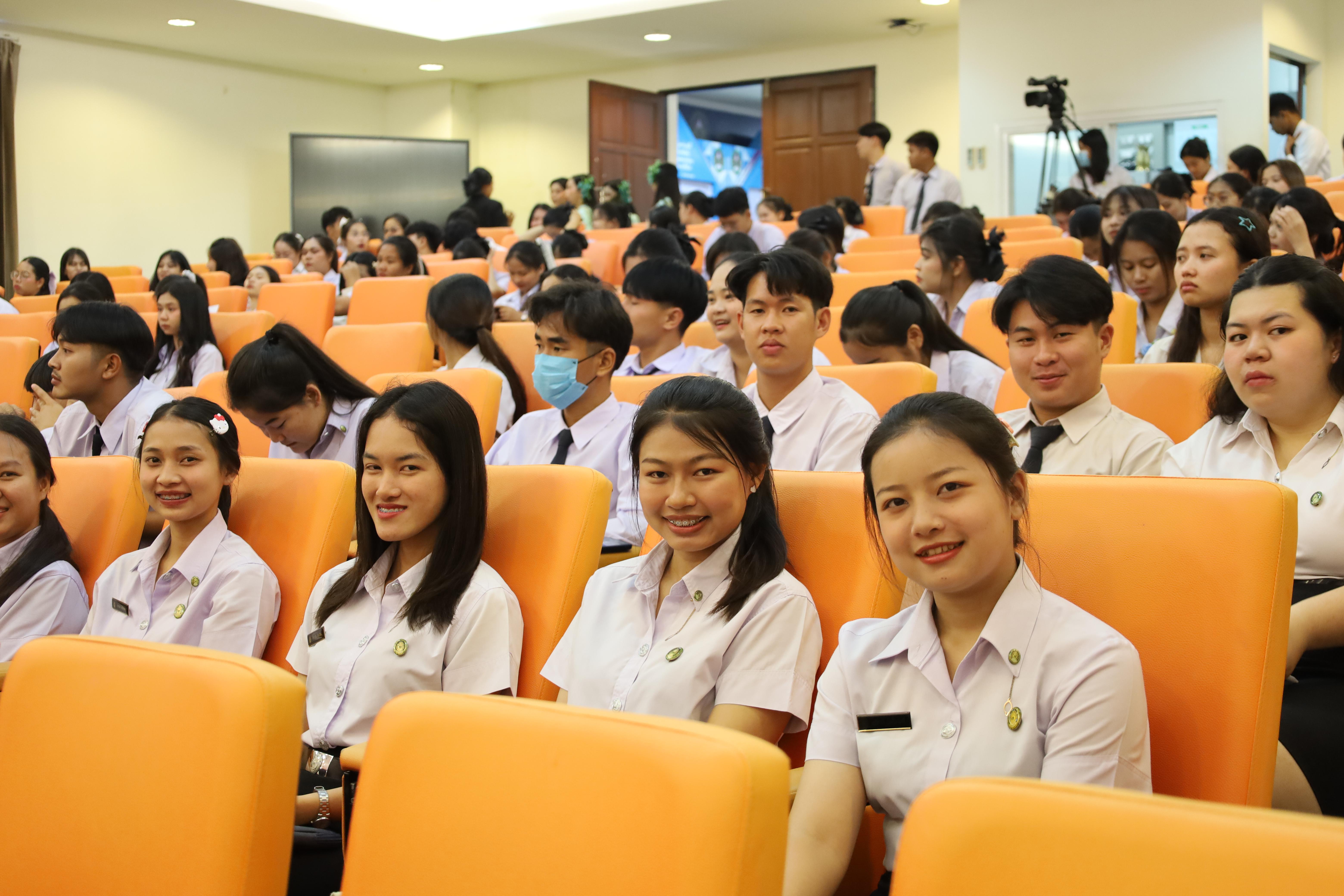 9. การเสวนาวิชาการนักศึกษาฝึกประสบการณ์วิชาชีพครู "ชีวิตฝึกสอน"