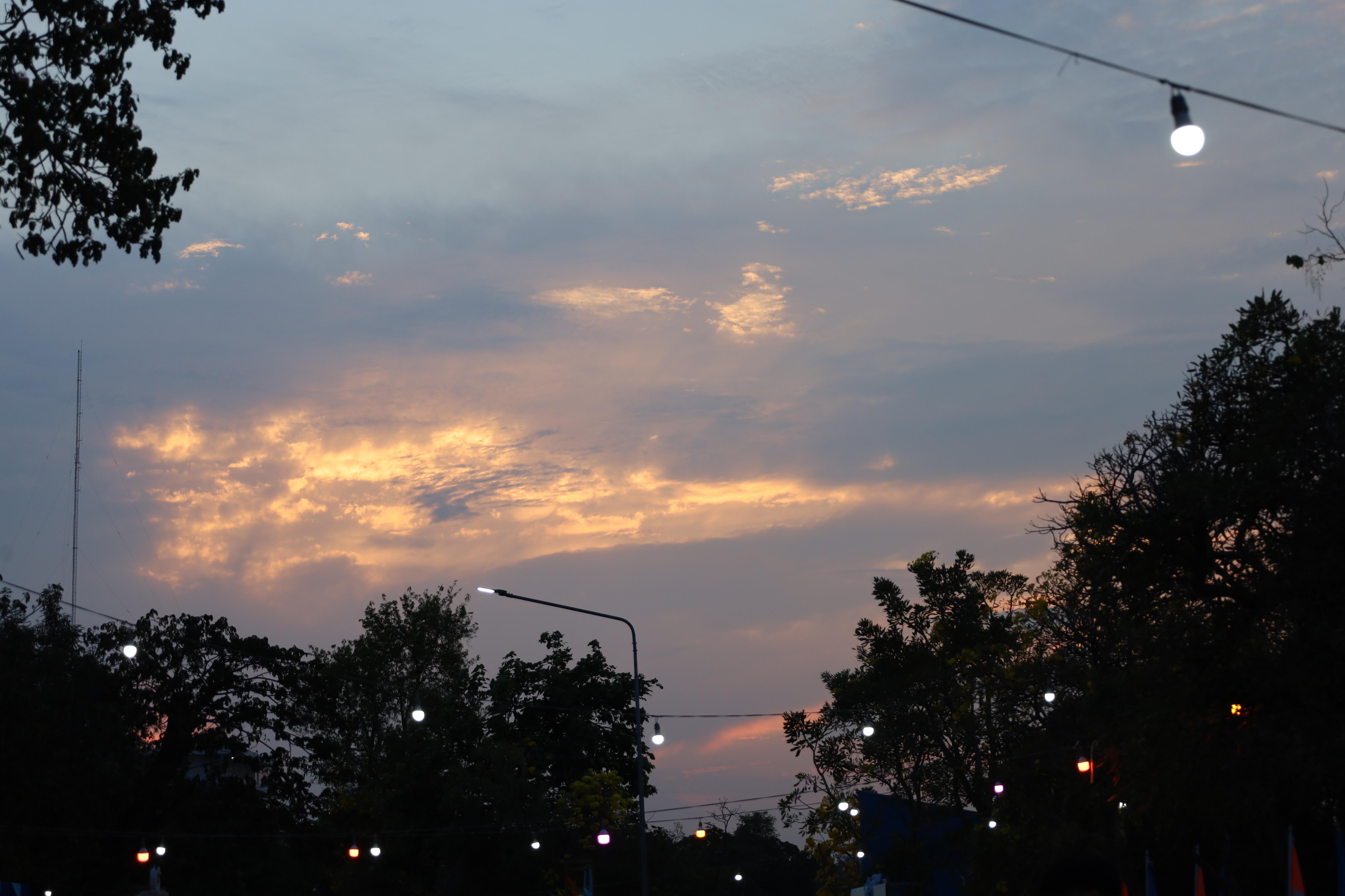 1. งานราตรีสีฟ้า