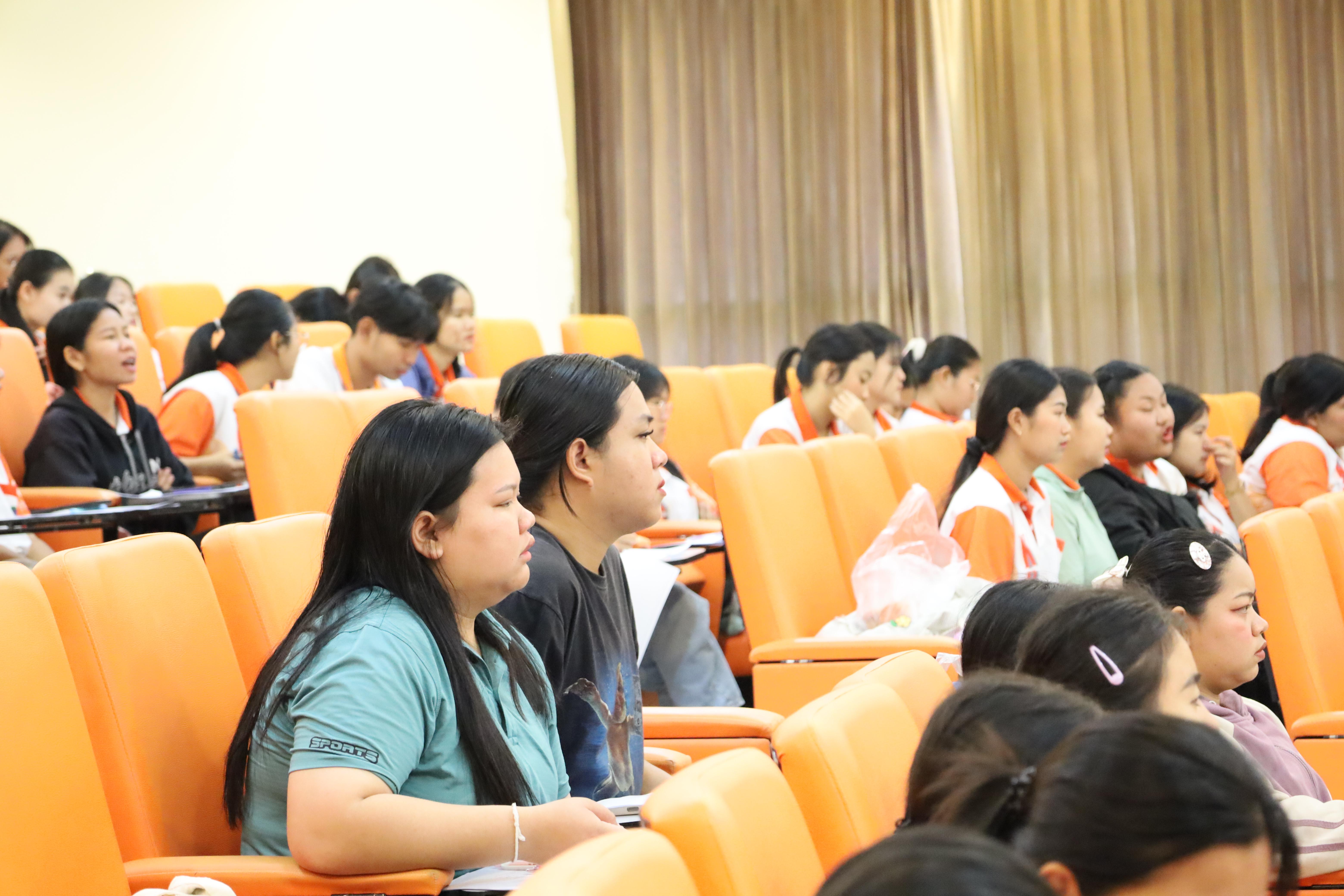 4. โครงการยกระดับสมรรถนะตามมาตรฐานบัณฑิตและดูแลบัณฑิตครูของโปรแกรมวิชาภาษาไทย