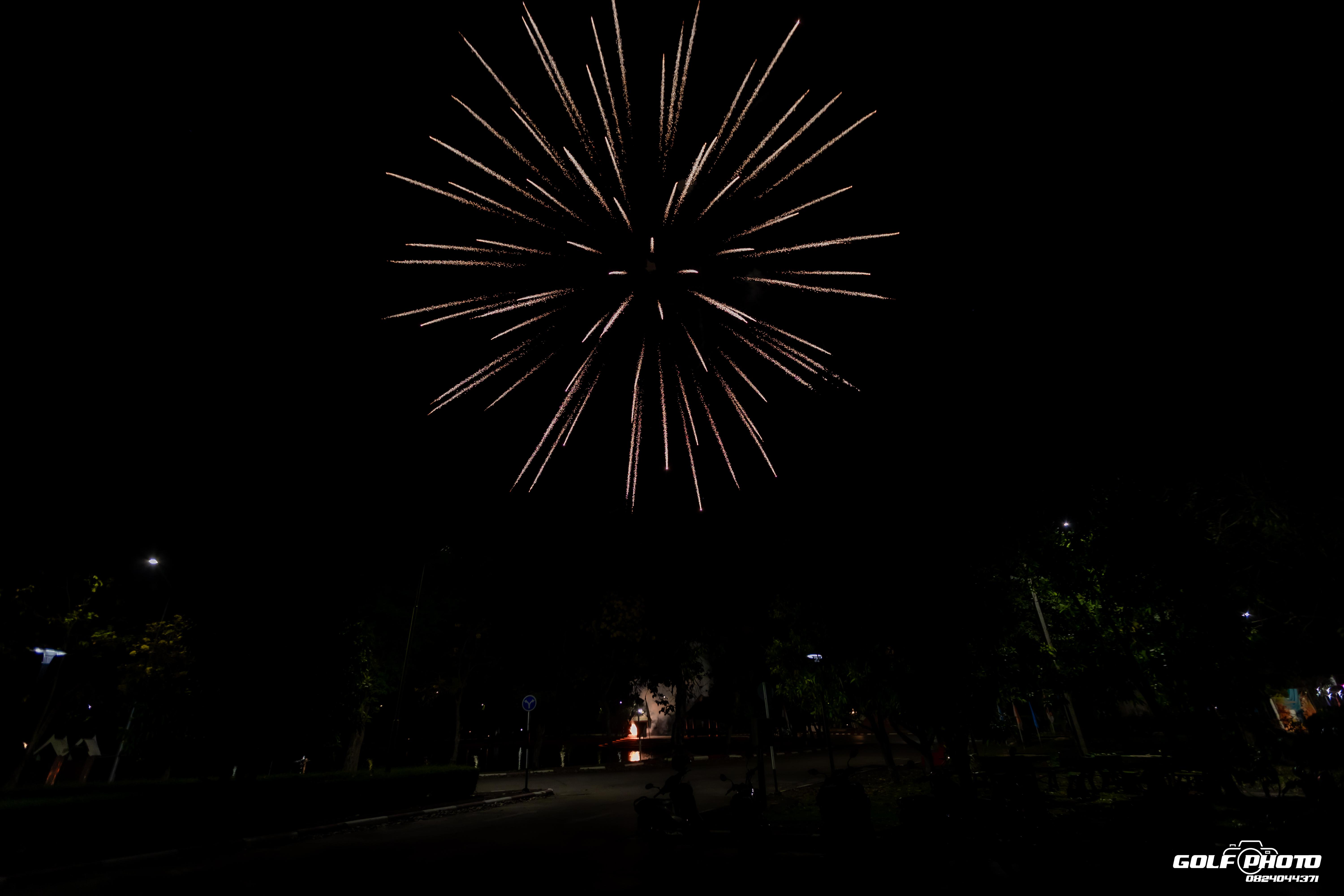 100. งานราตรีสีฟ้า