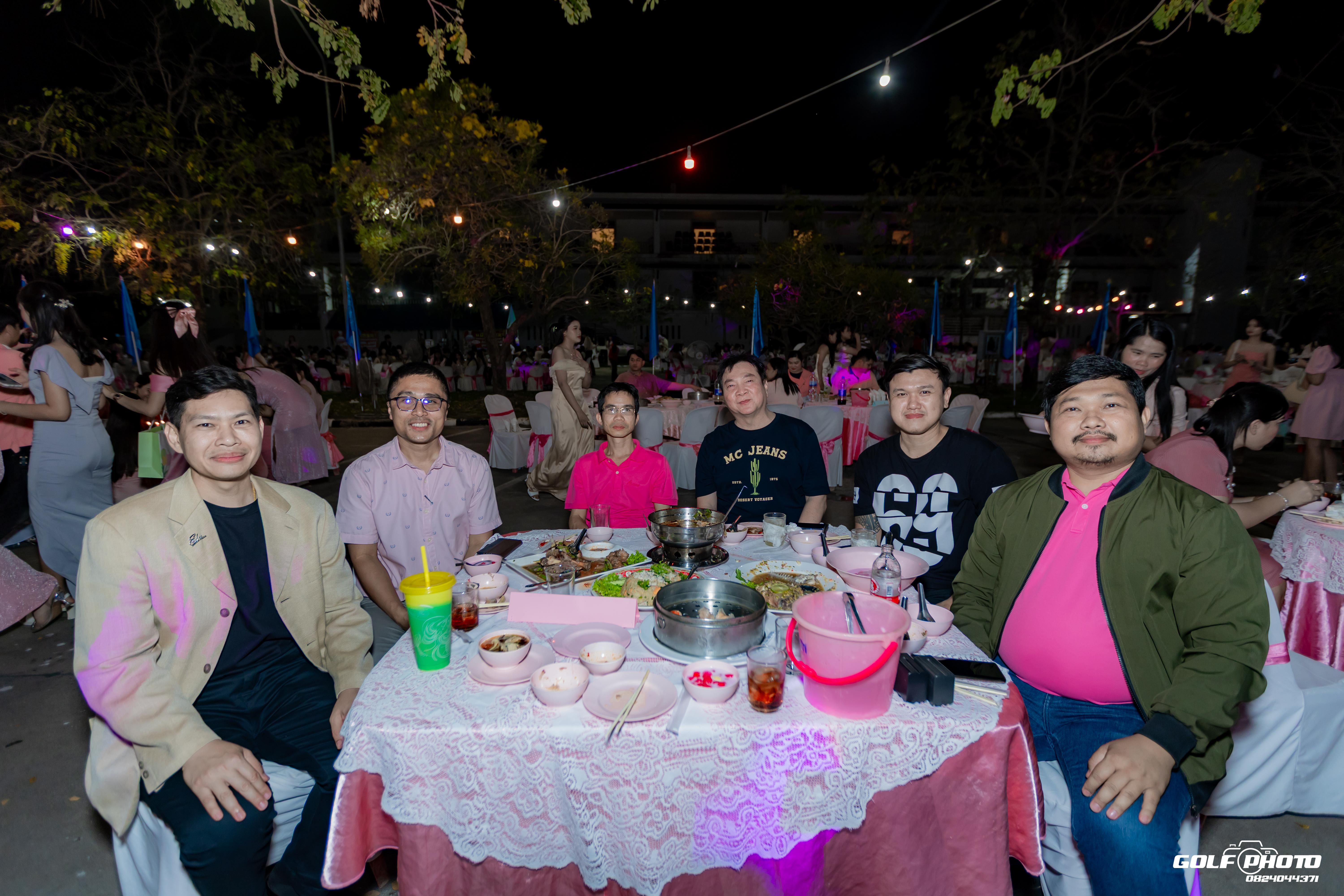 284. งานราตรีสีฟ้า