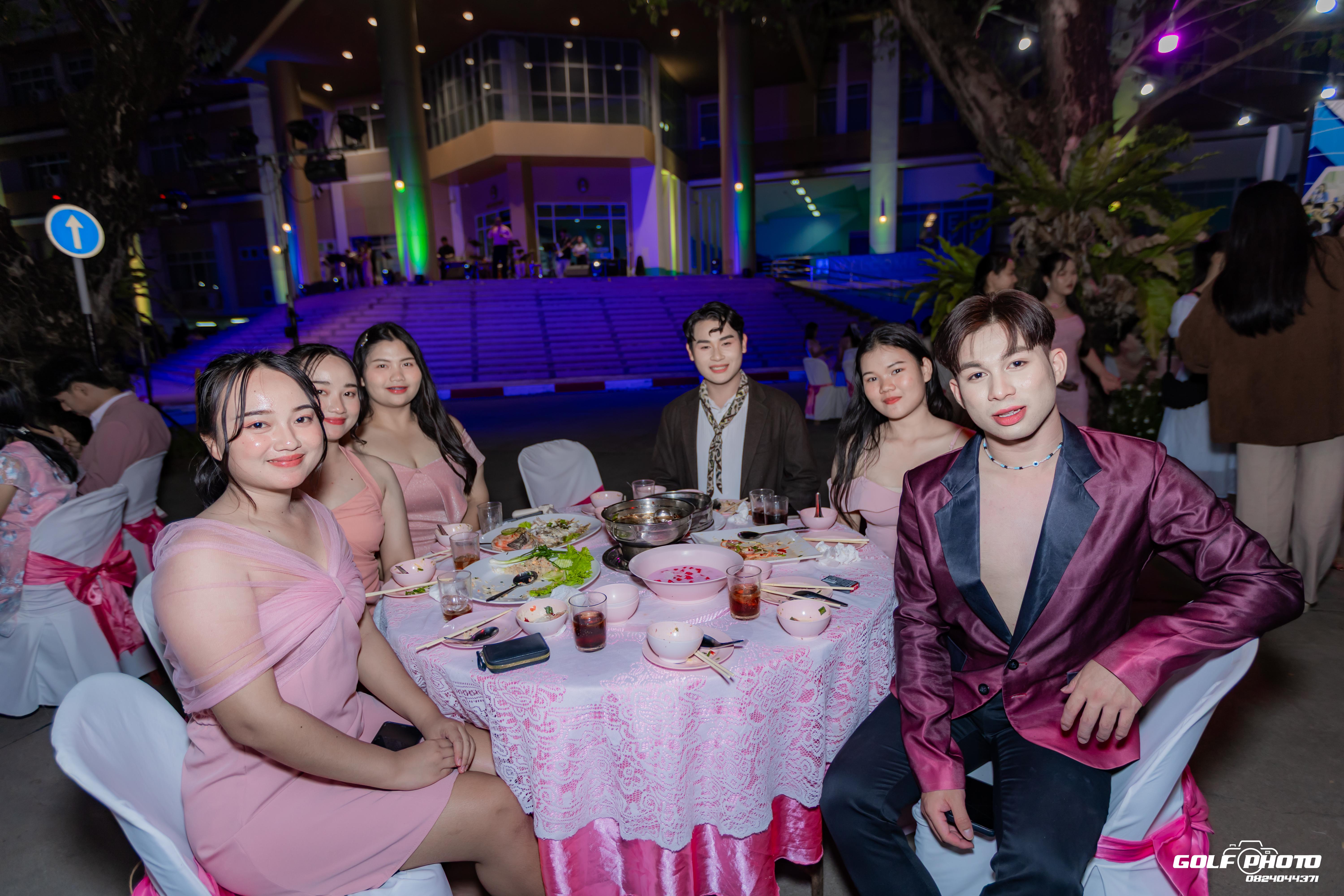 299. งานราตรีสีฟ้า