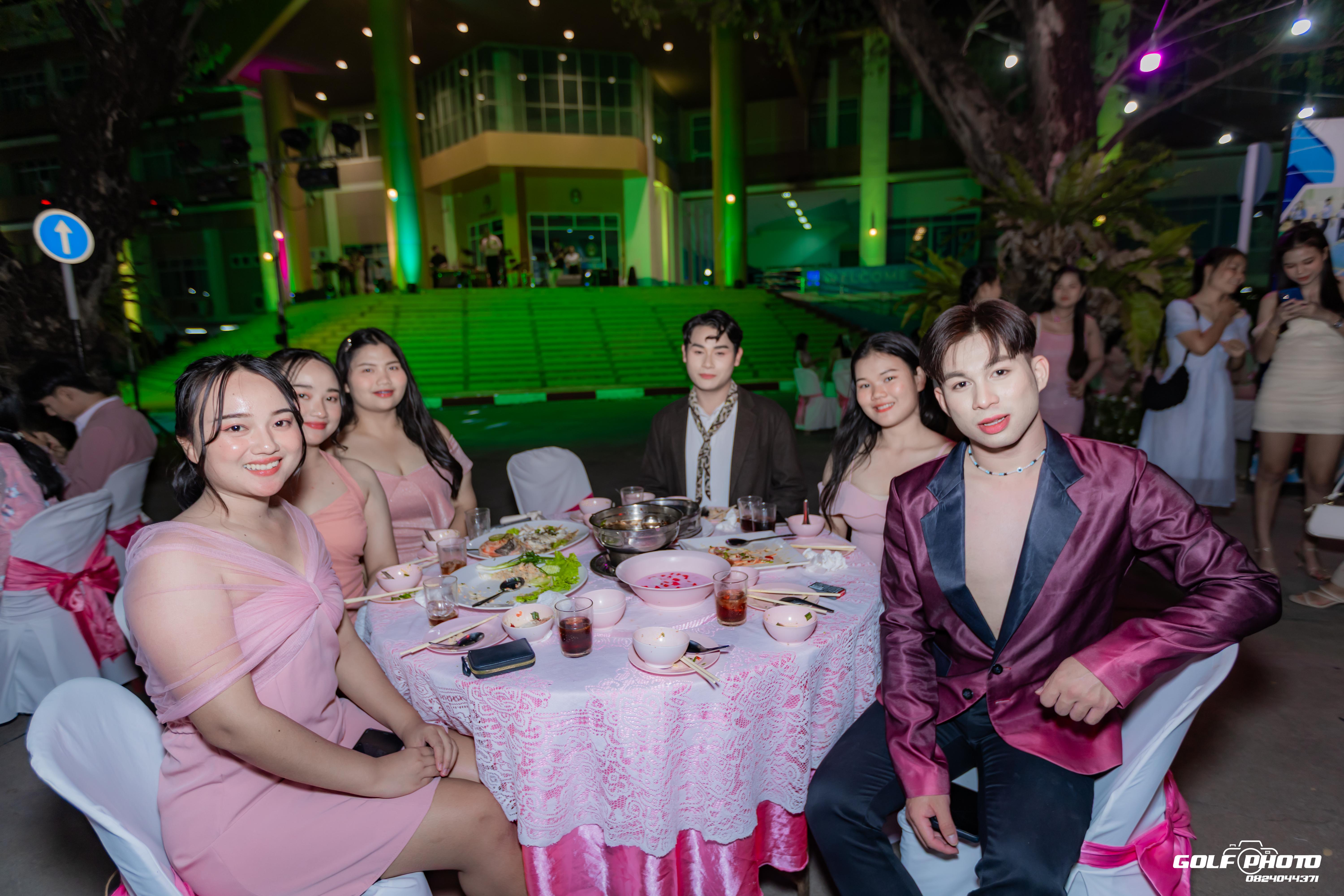 300. งานราตรีสีฟ้า