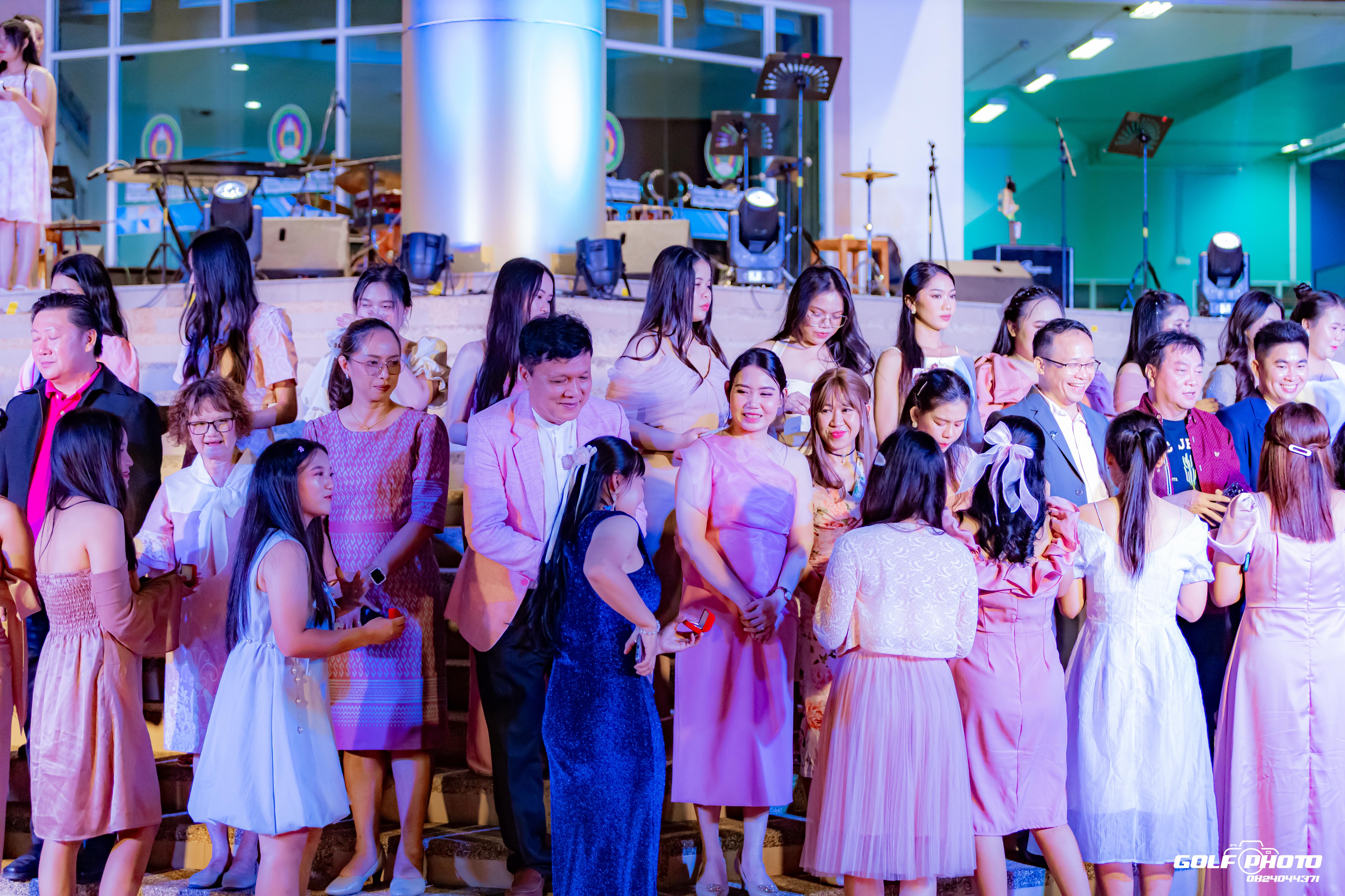 695. งานราตรีสีฟ้า