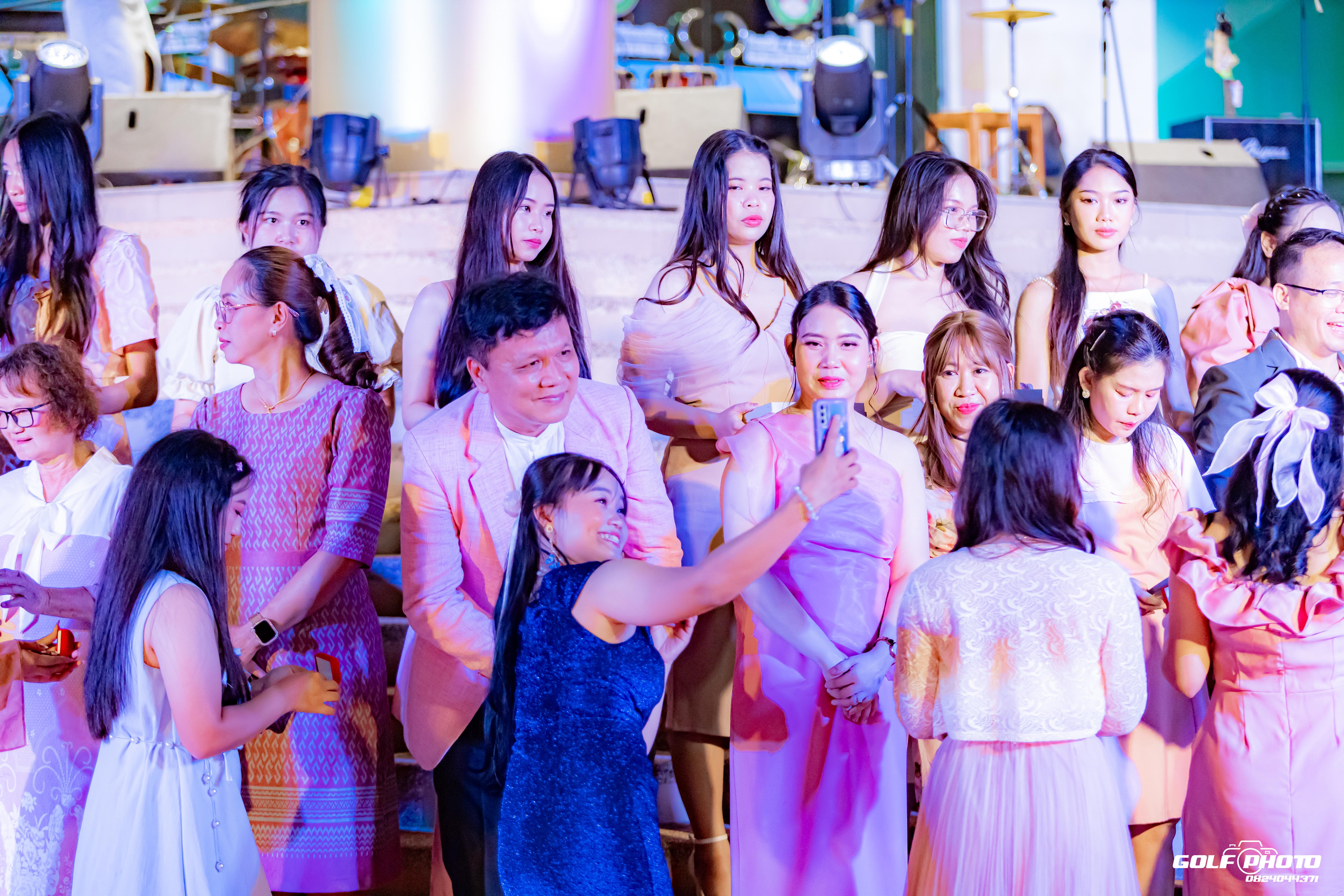 696. งานราตรีสีฟ้า