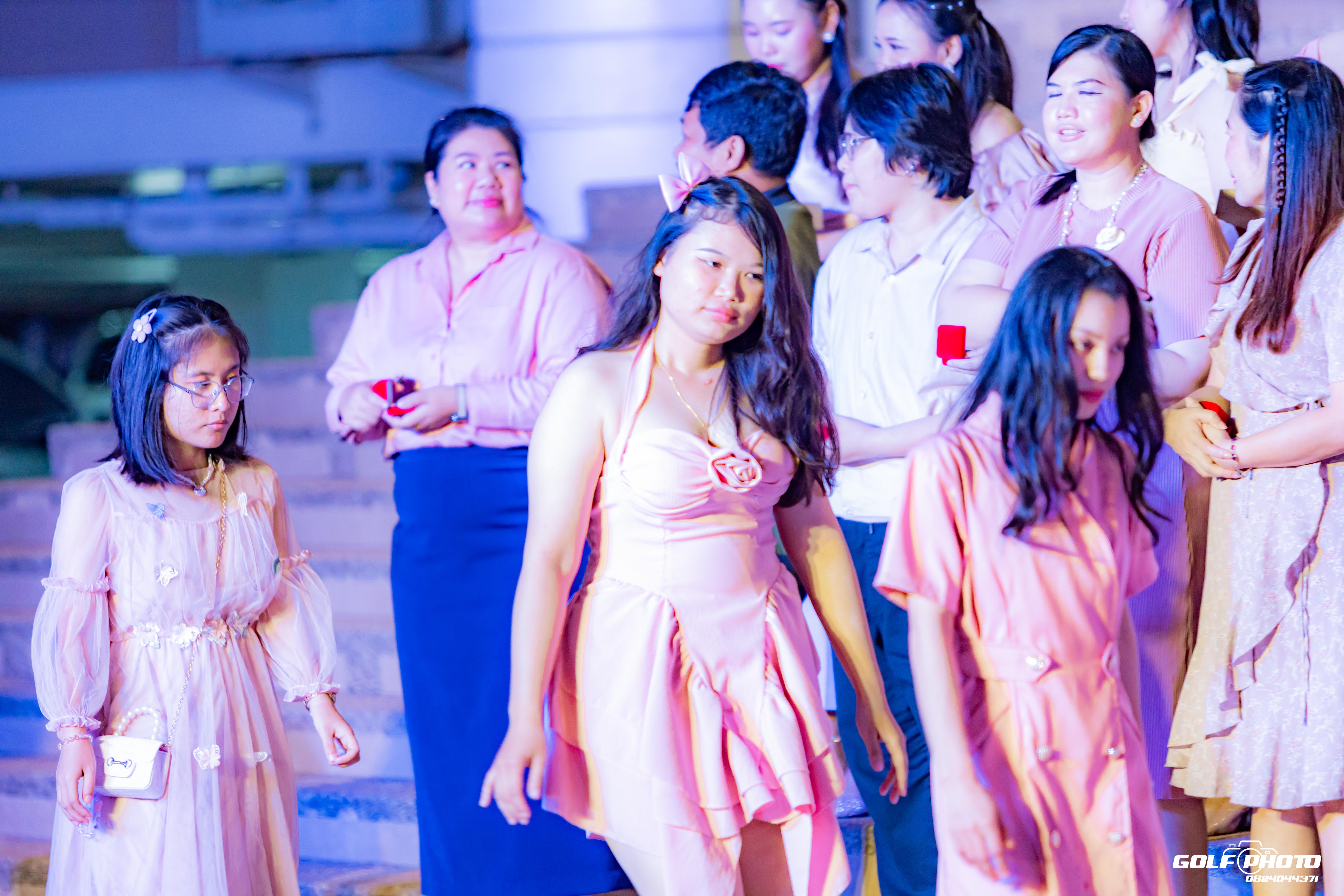 702. งานราตรีสีฟ้า