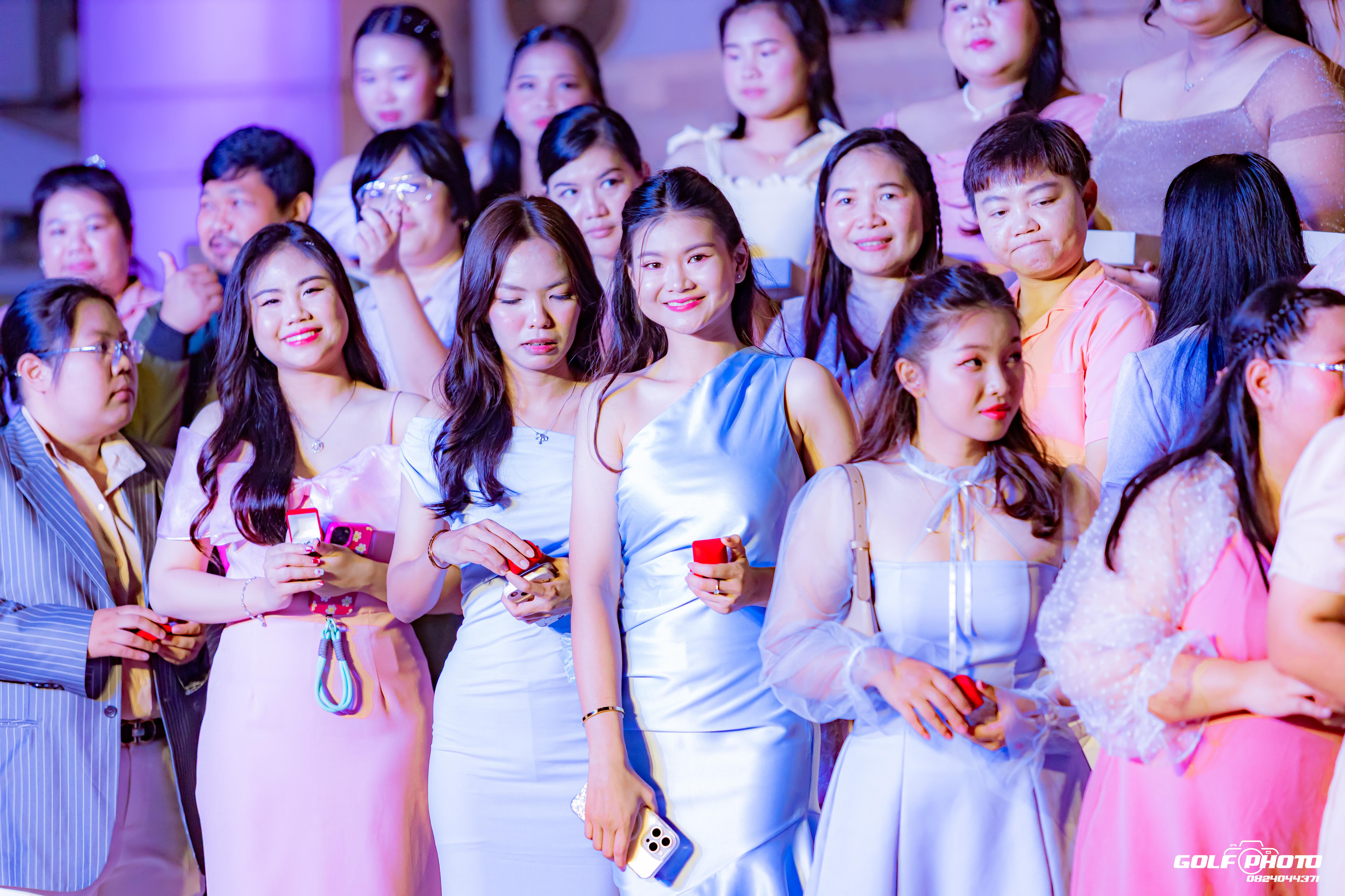 704. งานราตรีสีฟ้า