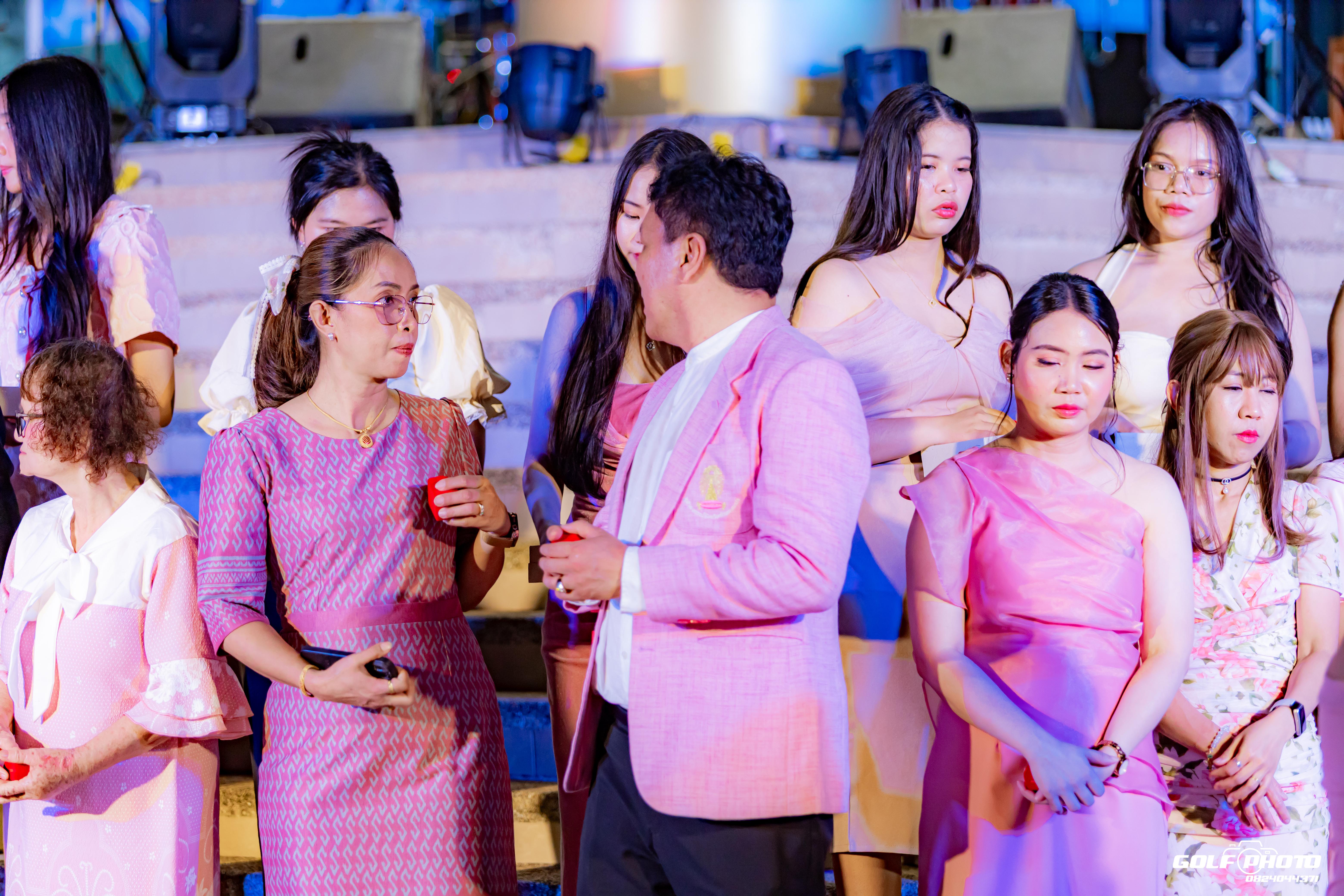 744. งานราตรีสีฟ้า