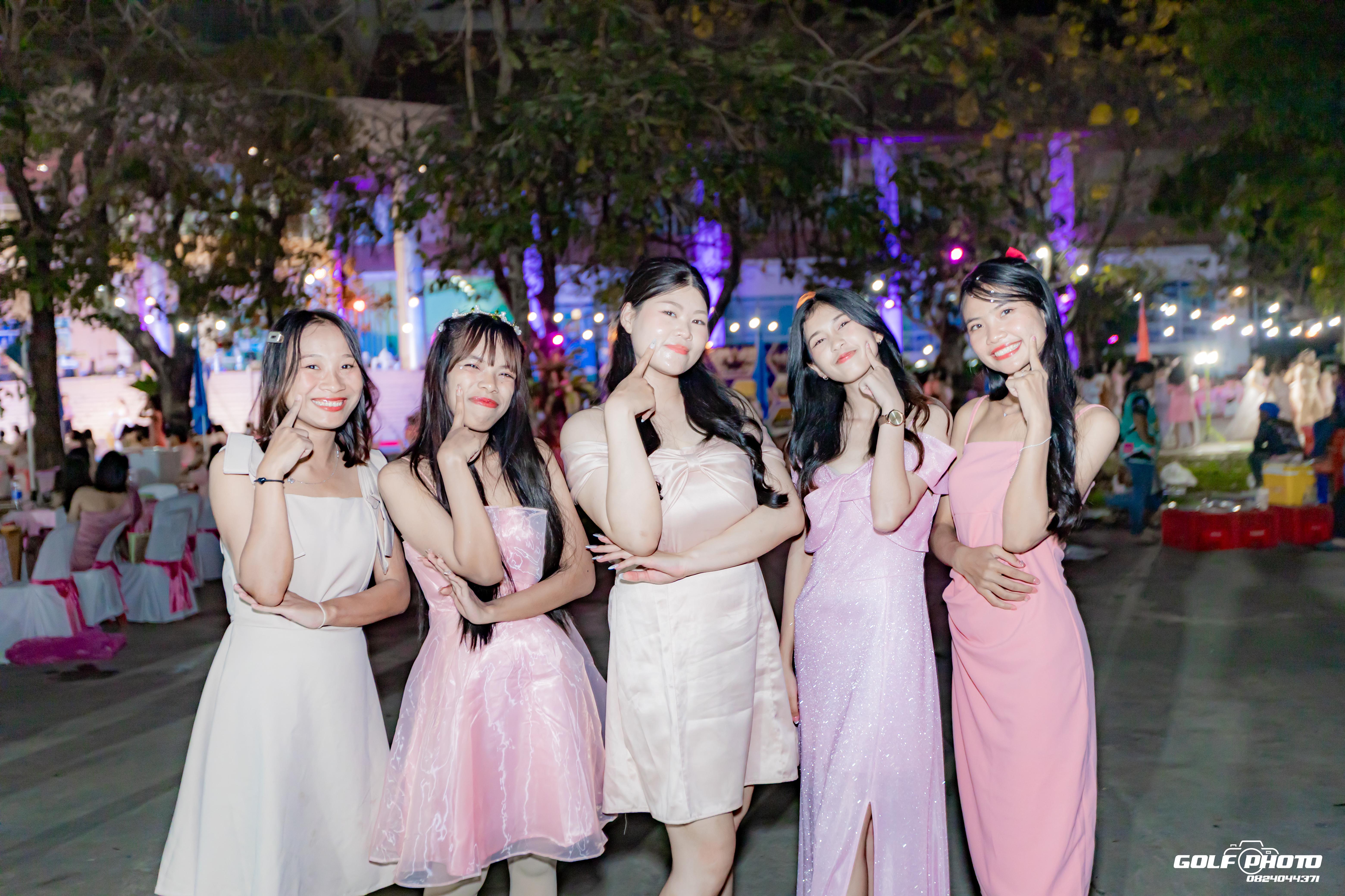 825. งานราตรีสีฟ้า