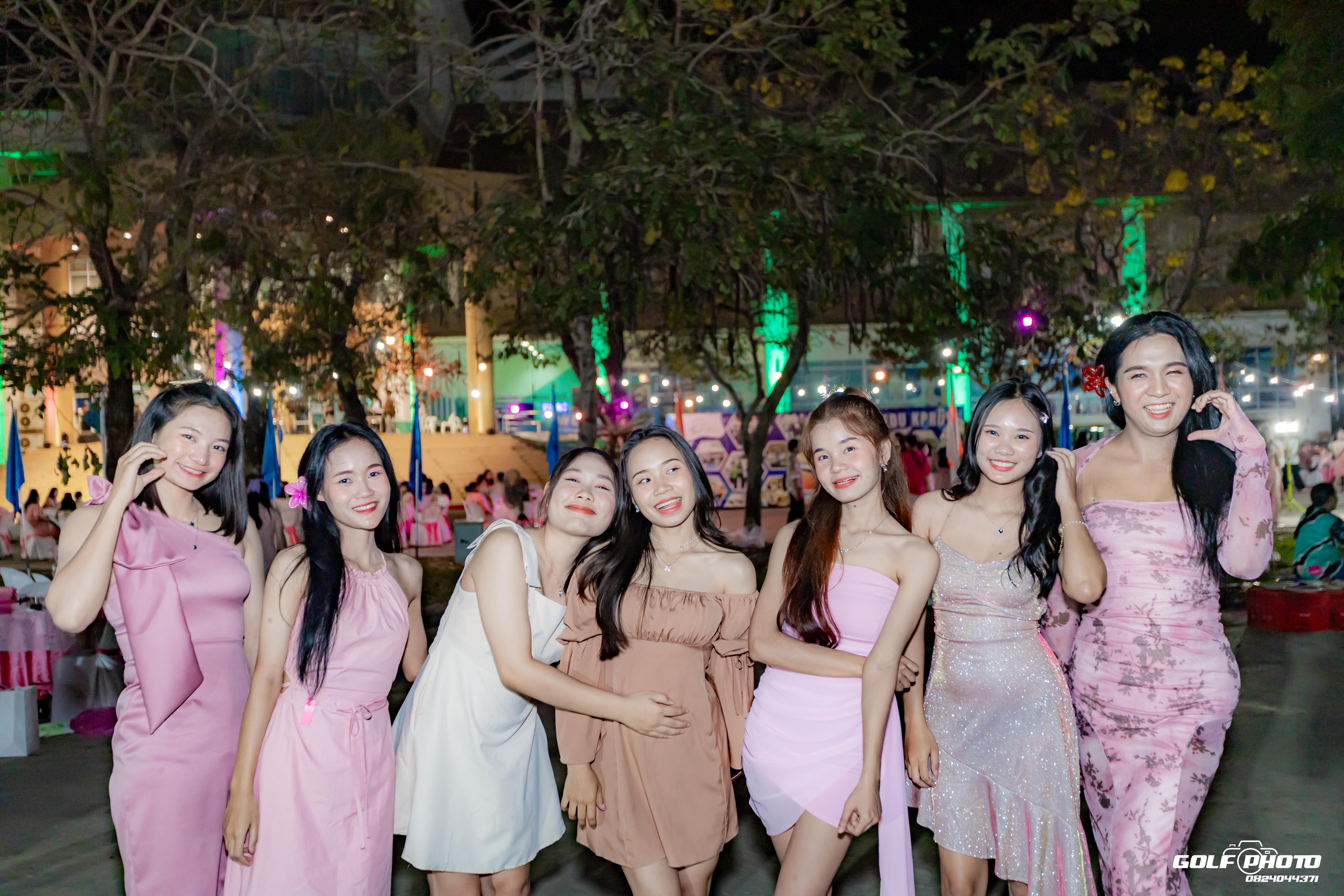 832. งานราตรีสีฟ้า
