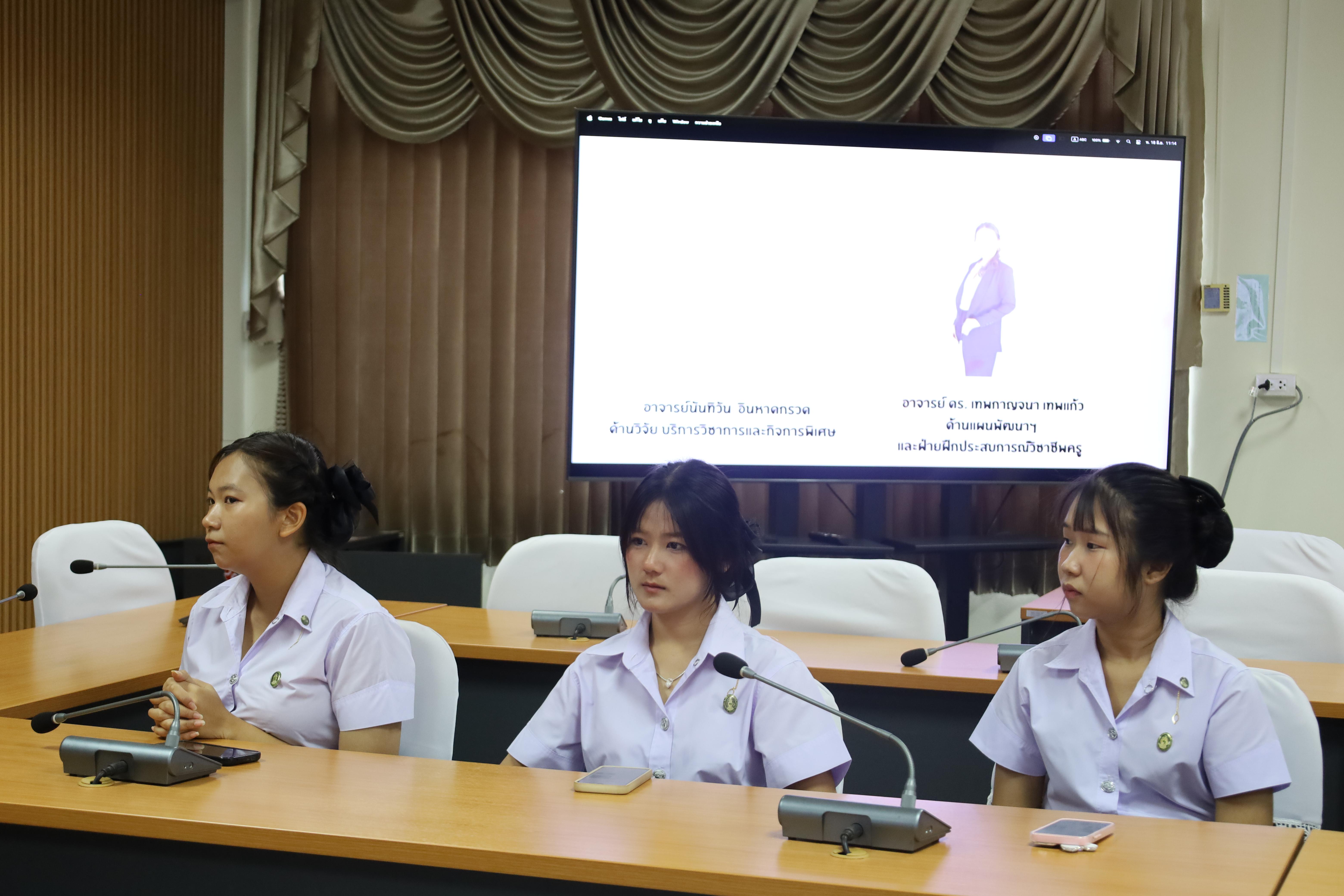 12. กิจกรรมเตรียมความพร้อมสู่รั้วมหาวิทยาลัยสำหรับนักศึกษาภาษาจีน