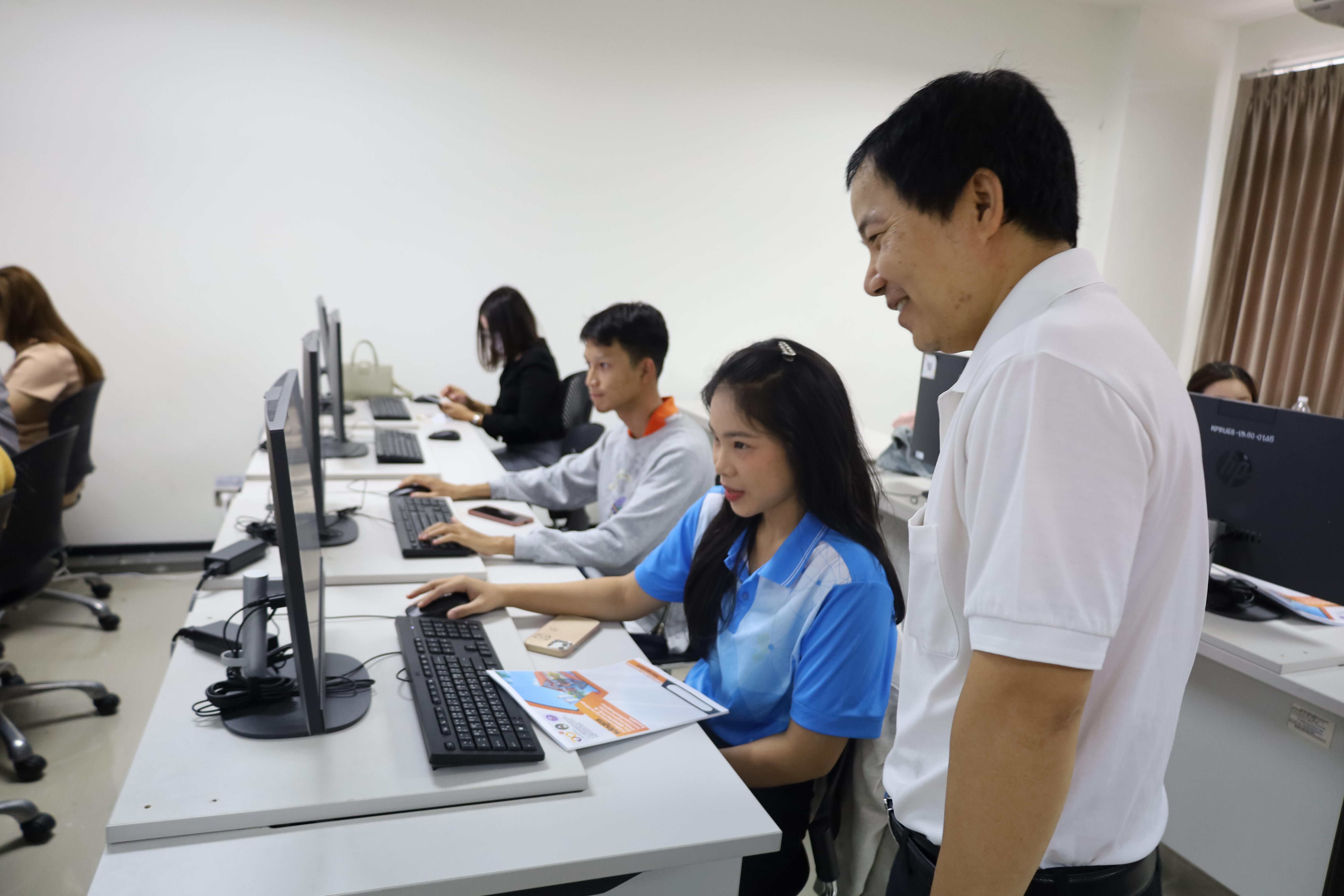 13. อบรมหลักสูตรการพัฒนาสมรรถนะครูภาษาอังกฤษด้วย Generative AI-1
