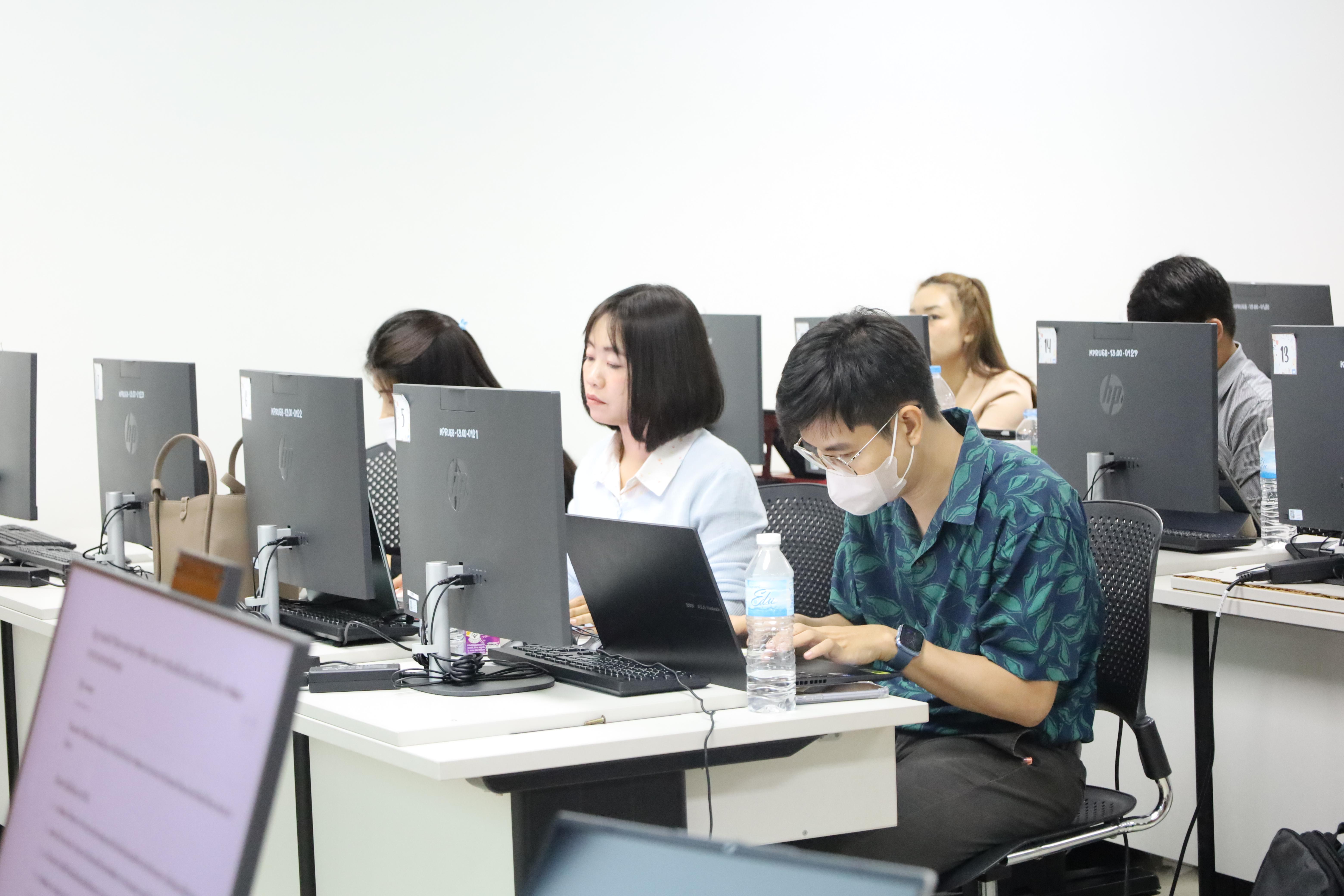 122. อบรมหลักสูตรการพัฒนาสมรรถนะครูภาษาอังกฤษด้วย Generative AI-1