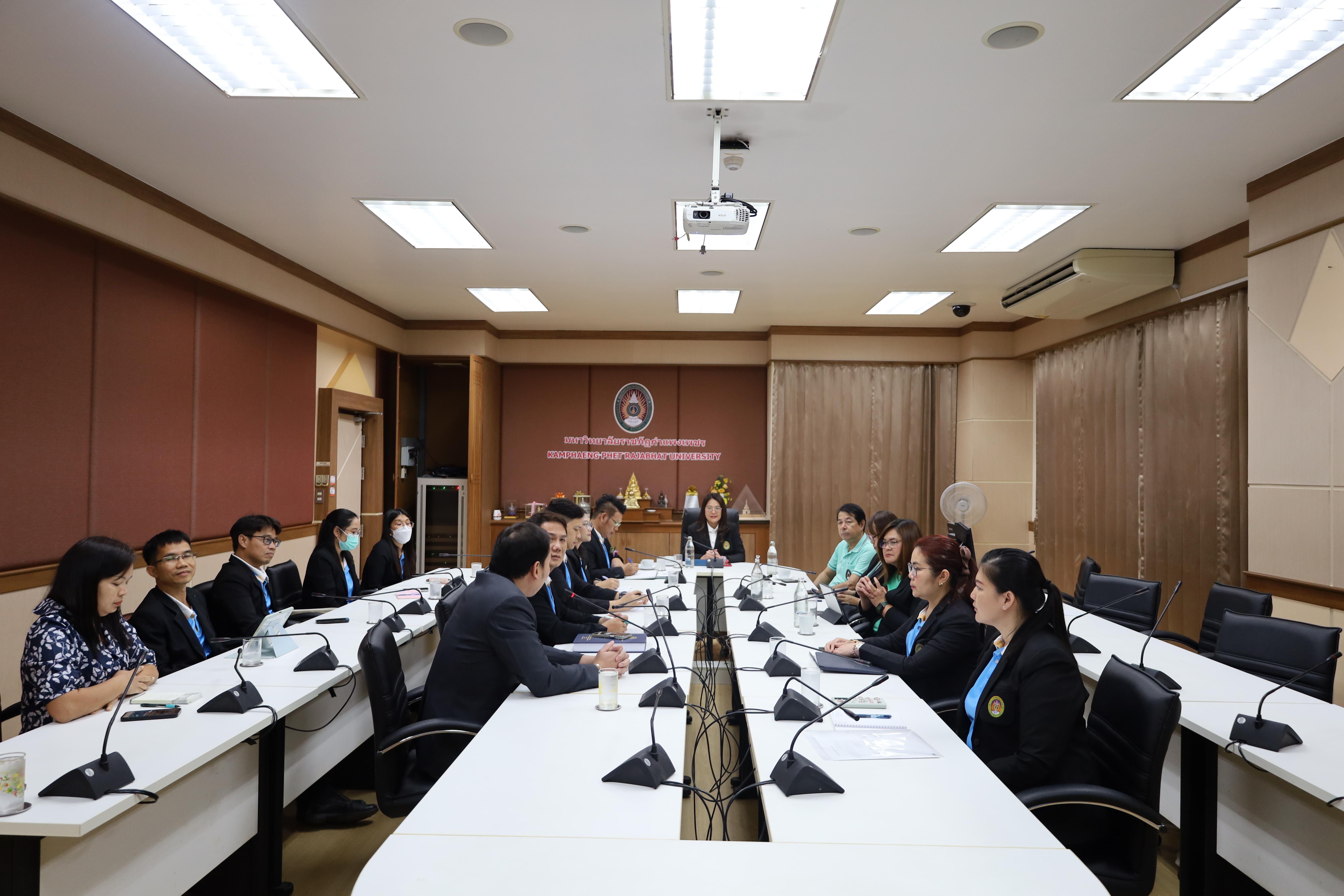 1. ผู้บริหารคณะครุศาสตร์รับมอบนโยบายจากอธิการบดี