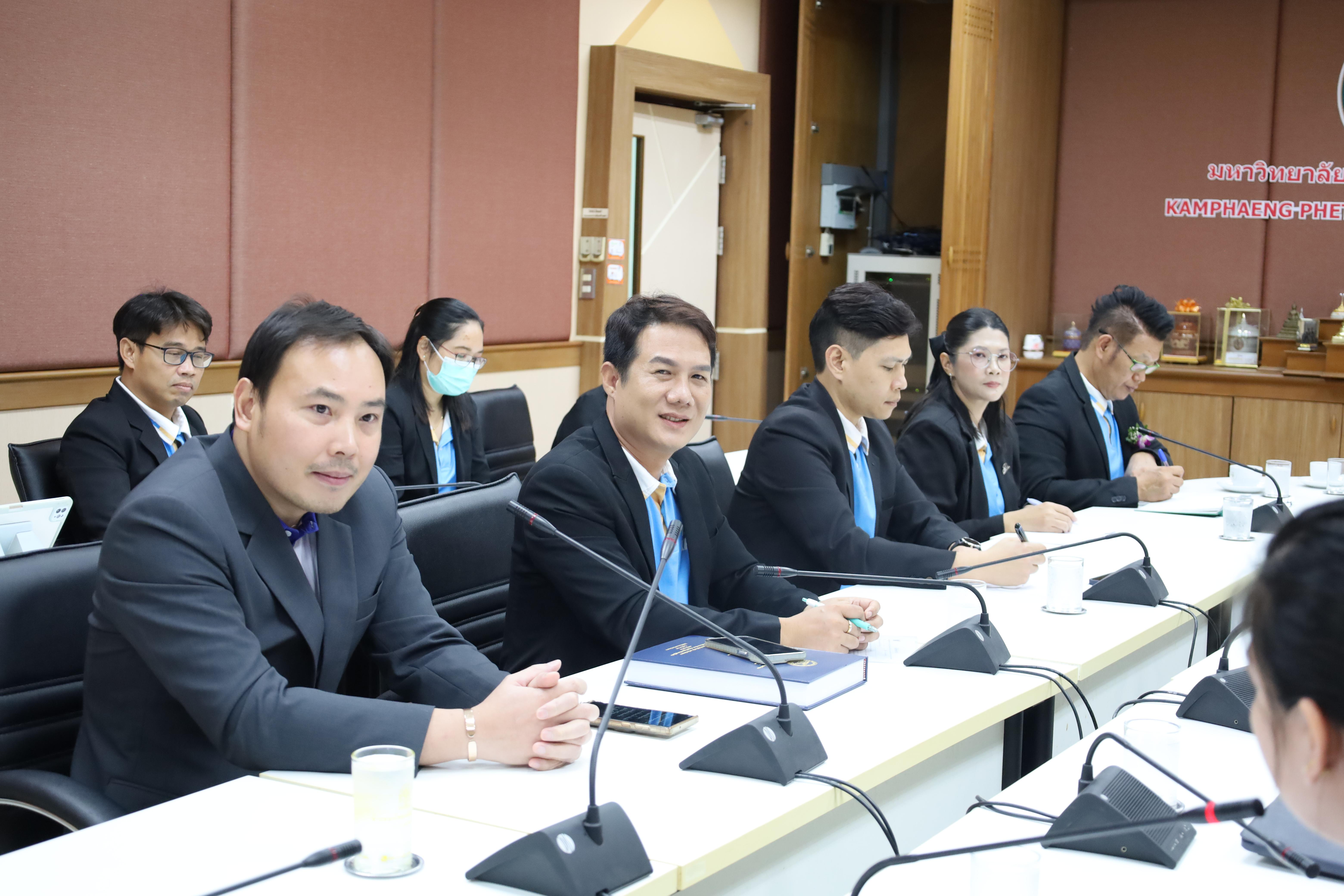 4. ผู้บริหารคณะครุศาสตร์รับมอบนโยบายจากอธิการบดี