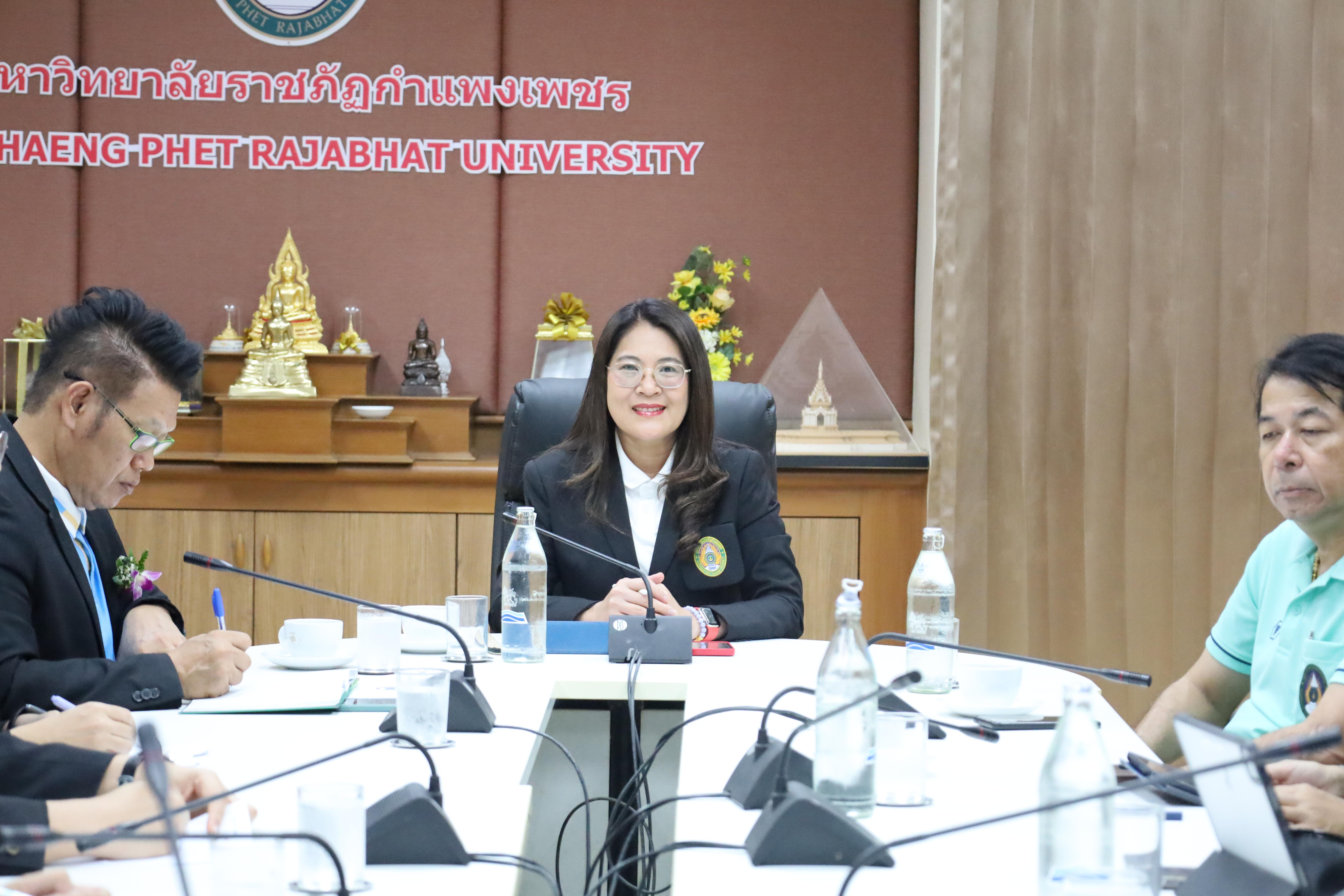 2. ผู้บริหารคณะครุศาสตร์รับมอบนโยบายจากอธิการบดี