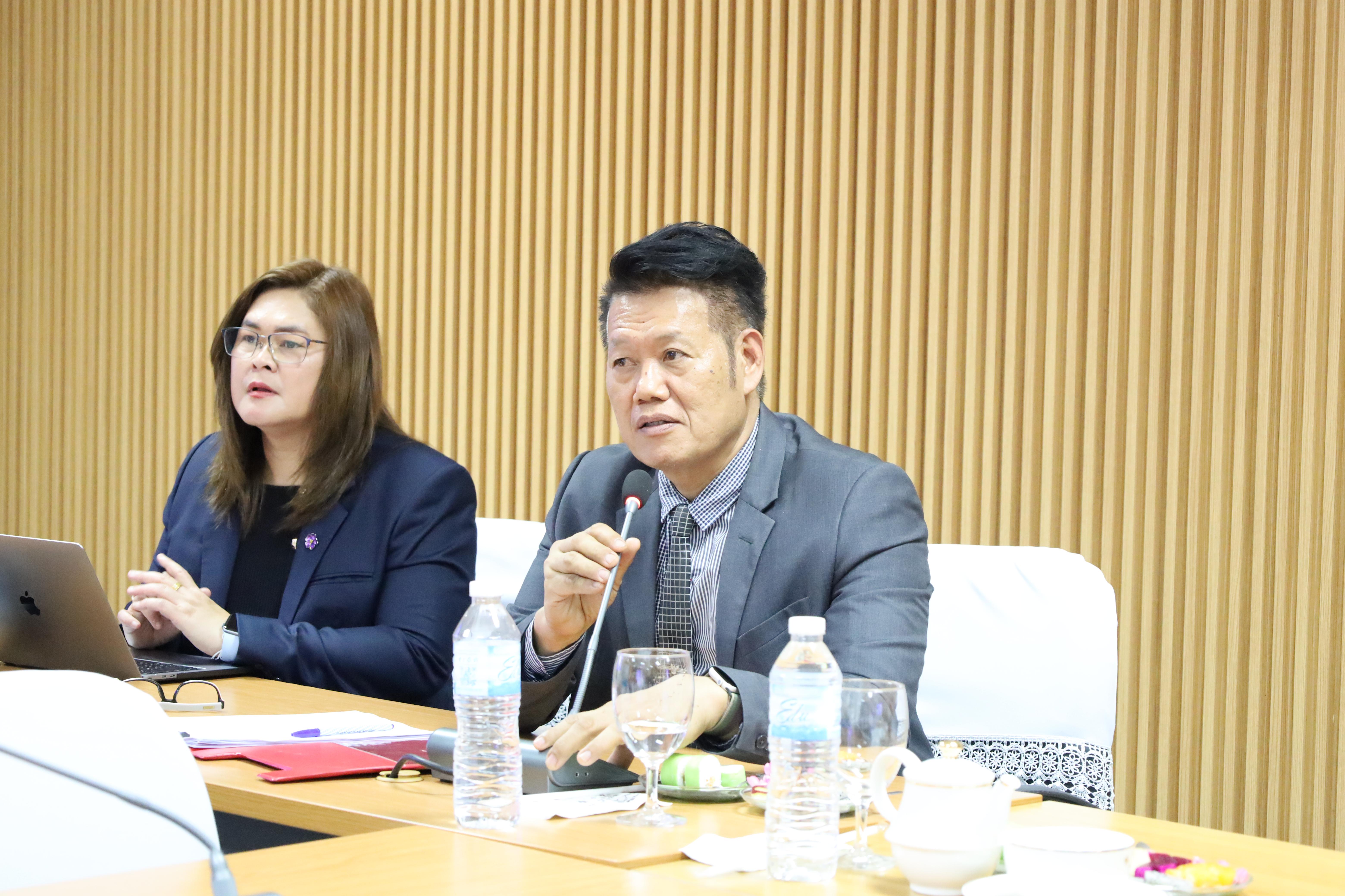 3. ผู้ทรงคุณวุฒิสภาวิชาการ พบอาจารย์คณะครุศาสตร์