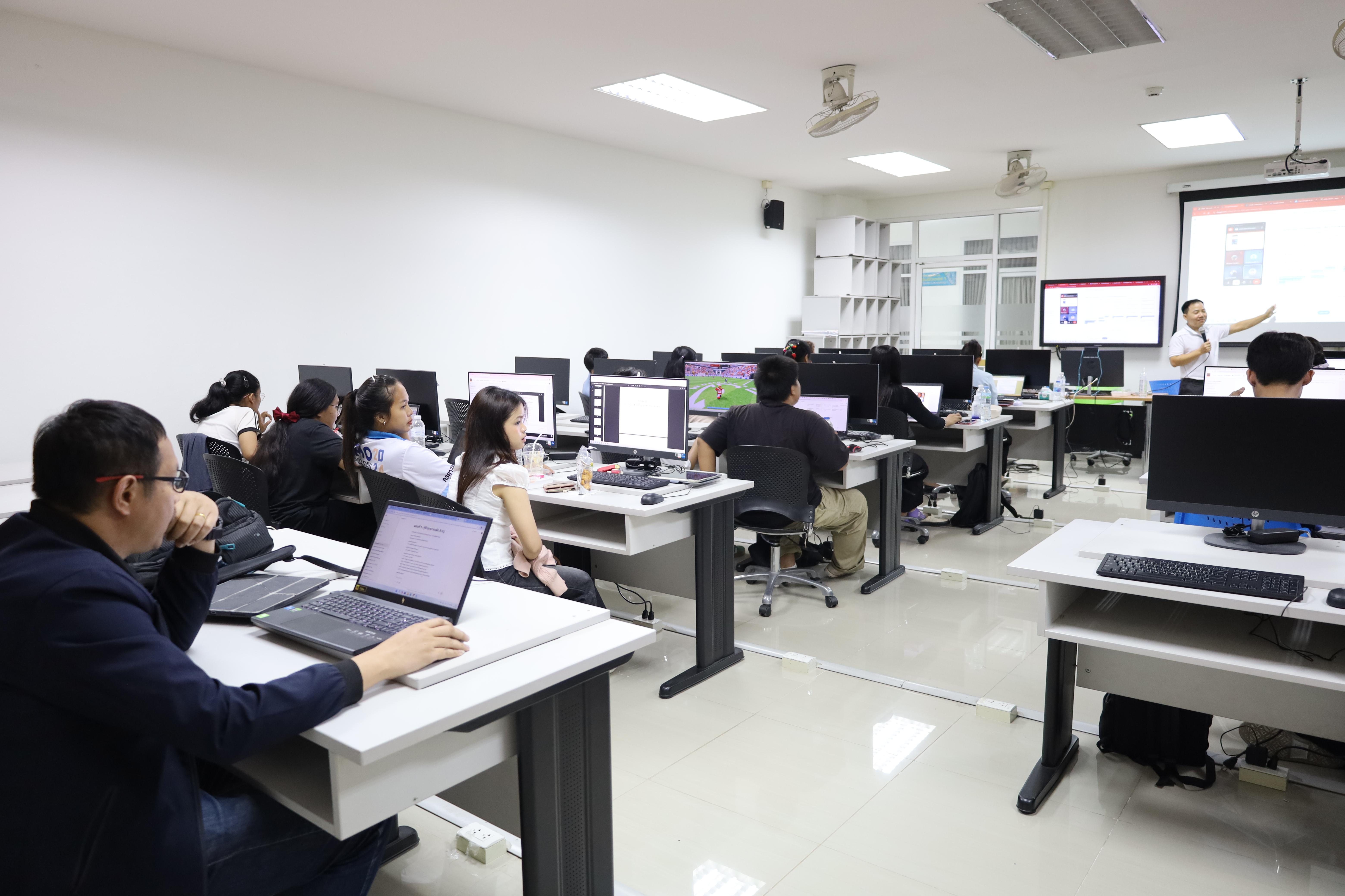 30. กิจกรรมอบรมหลักสูตรระยะสั้น (Non-degree) การพัฒนาสมรรถนะครูภาษาอังกฤษด้วย Generative AI