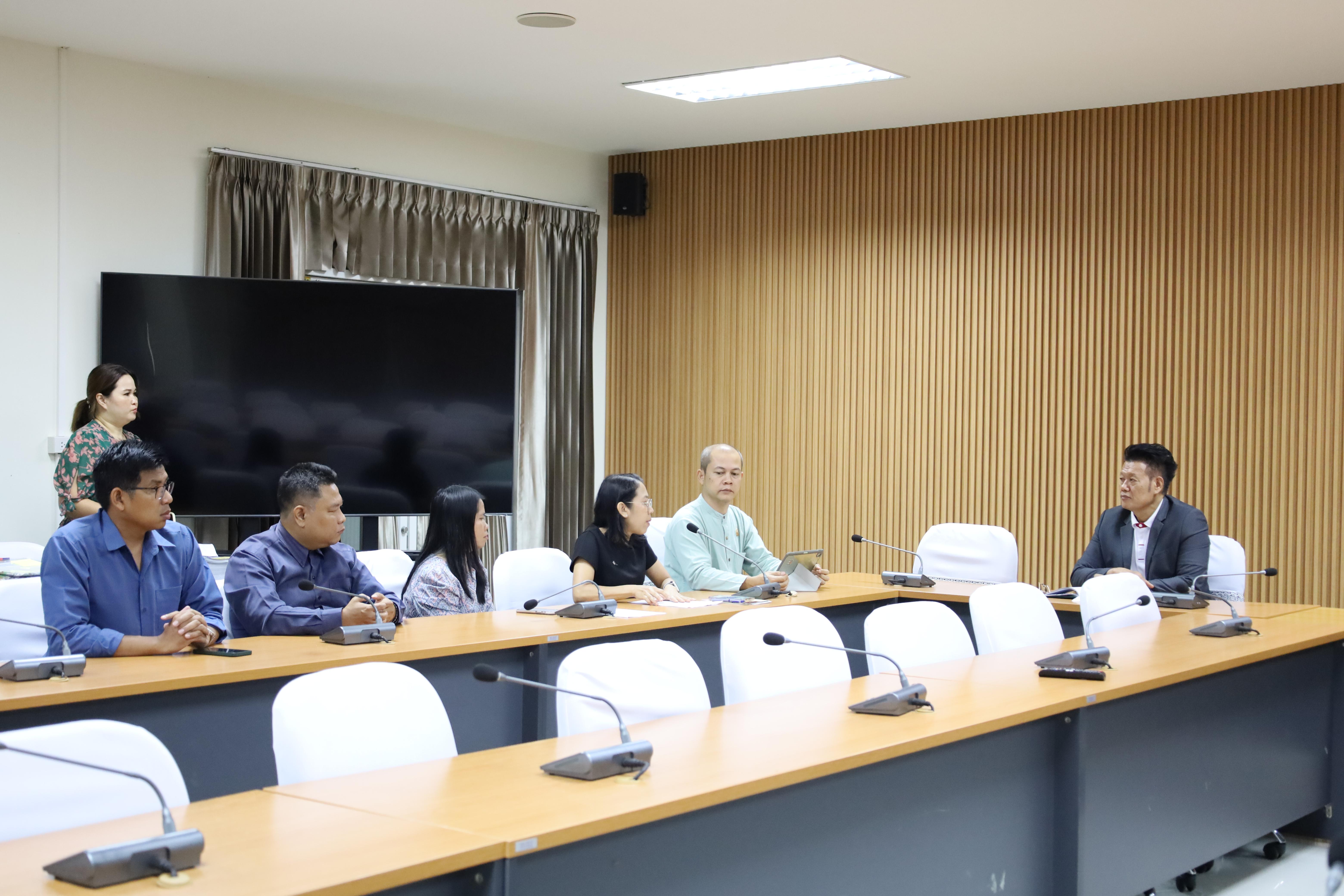 2. มอบสื่อการเรียนการสอน