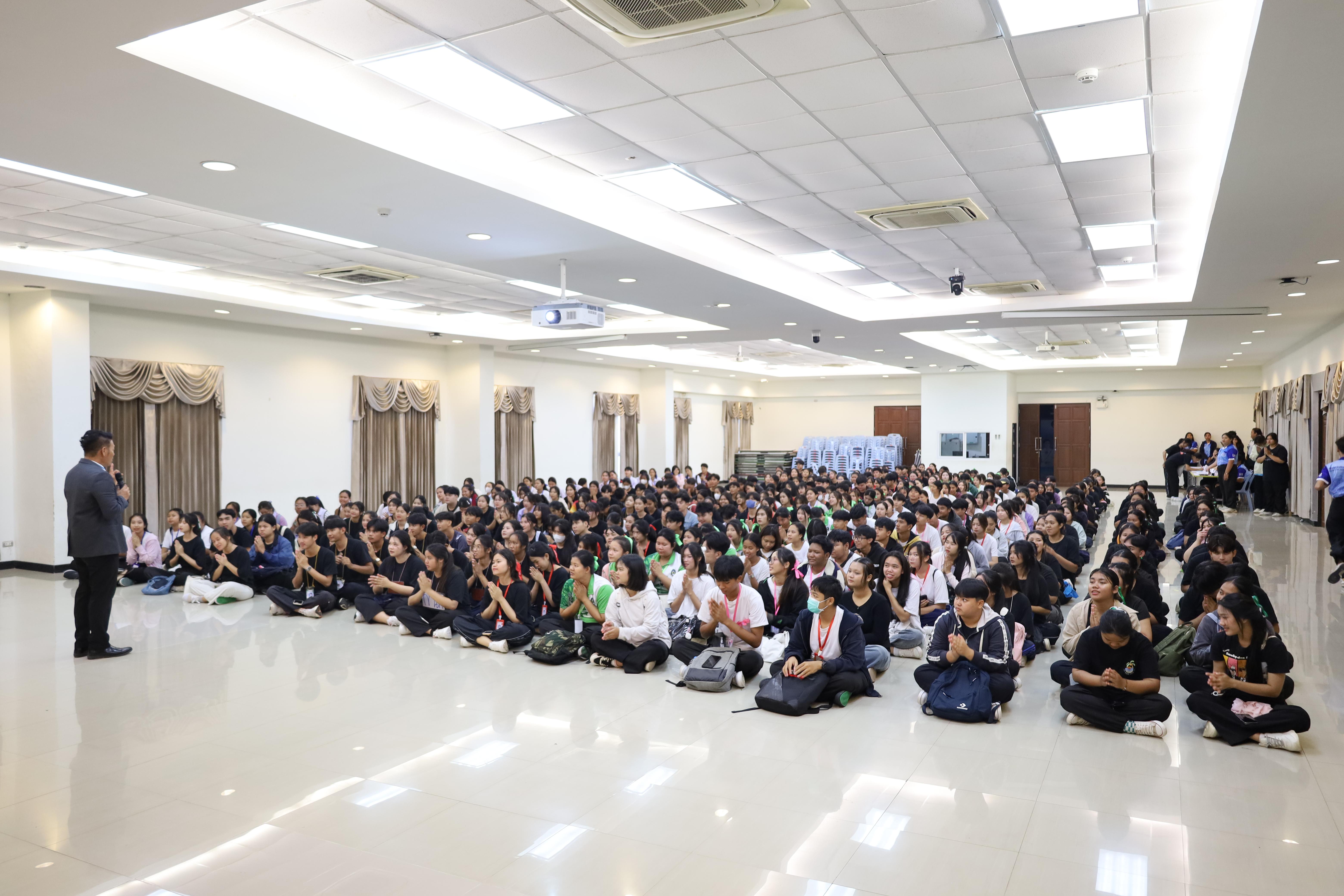 4. พบปะคณะผู้บริหารและการชี้แจงการสอบกลางภาคให้กับนักศึกษาชั้นปีที่ 1