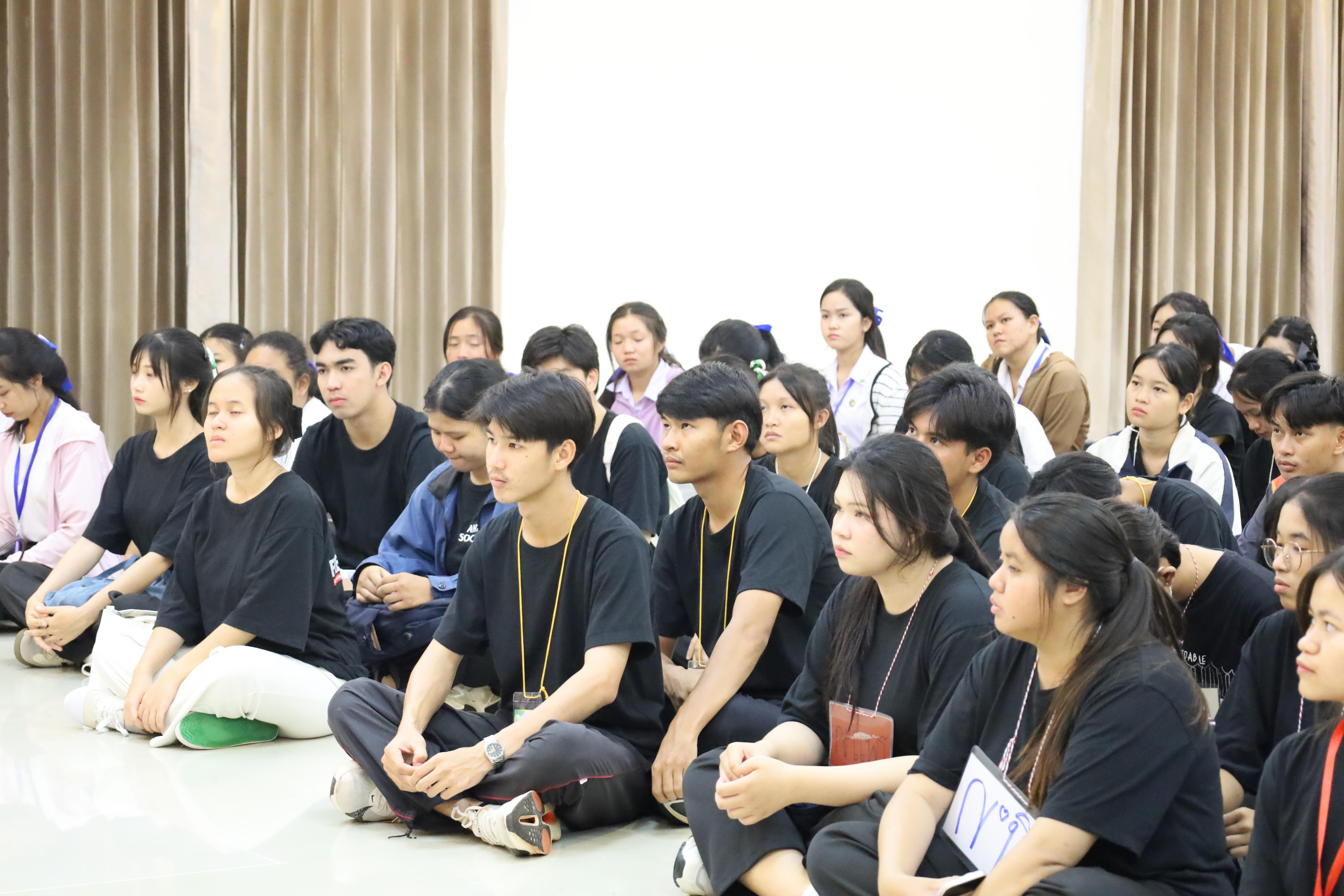 10. พบปะคณะผู้บริหารและการชี้แจงการสอบกลางภาคให้กับนักศึกษาชั้นปีที่ 1
