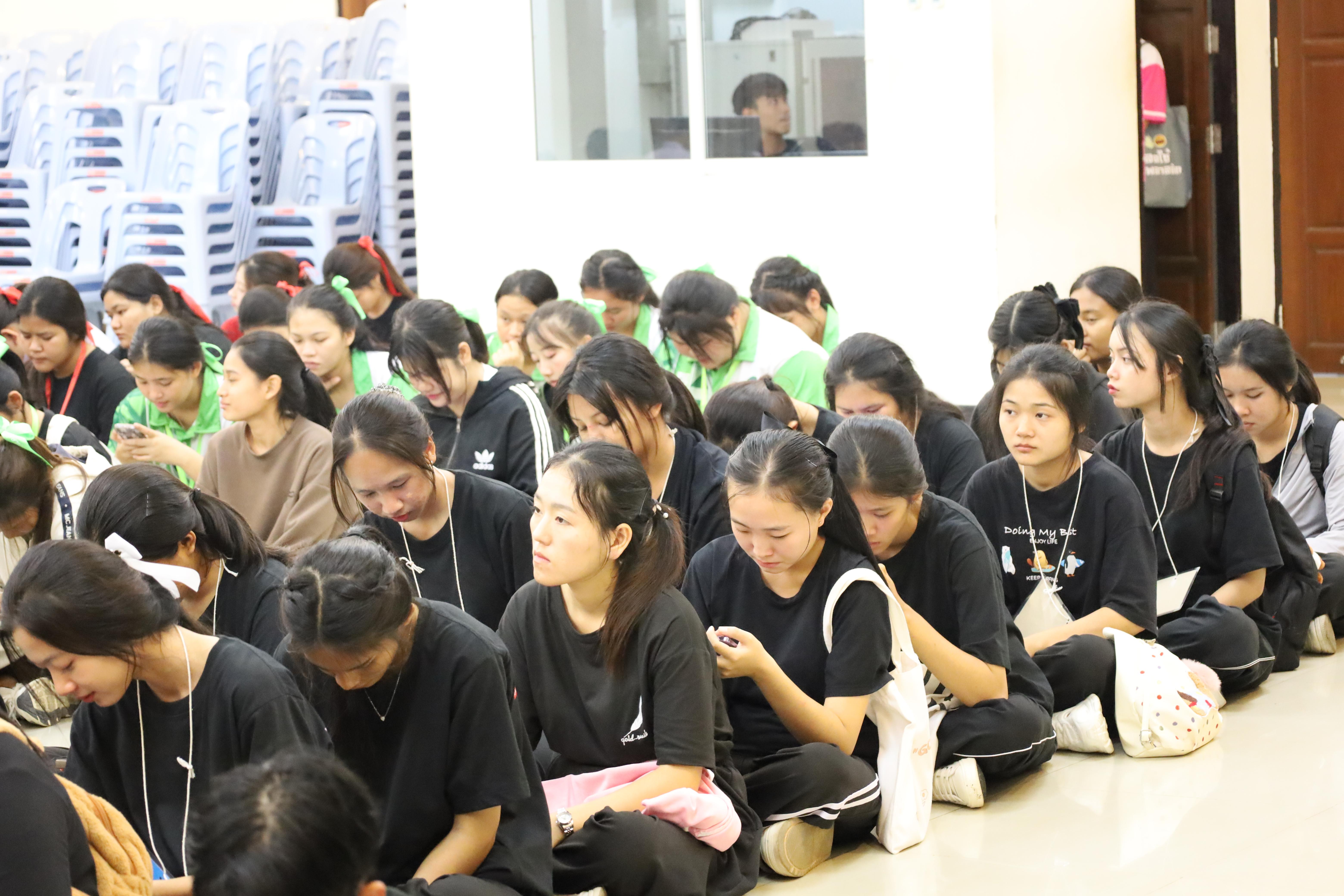 26. พบปะคณะผู้บริหารและการชี้แจงการสอบกลางภาคให้กับนักศึกษาชั้นปีที่ 1