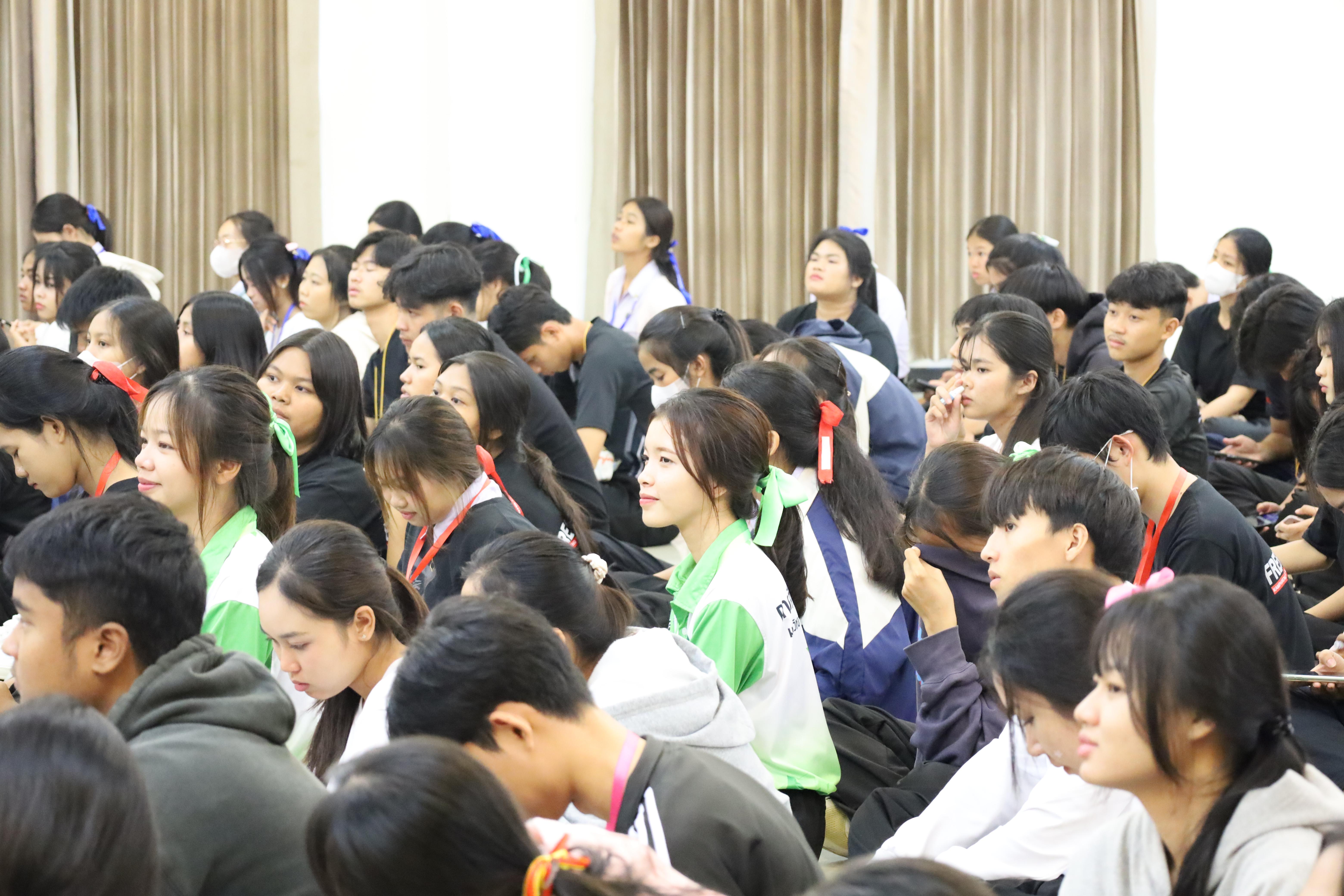 27. พบปะคณะผู้บริหารและการชี้แจงการสอบกลางภาคให้กับนักศึกษาชั้นปีที่ 1