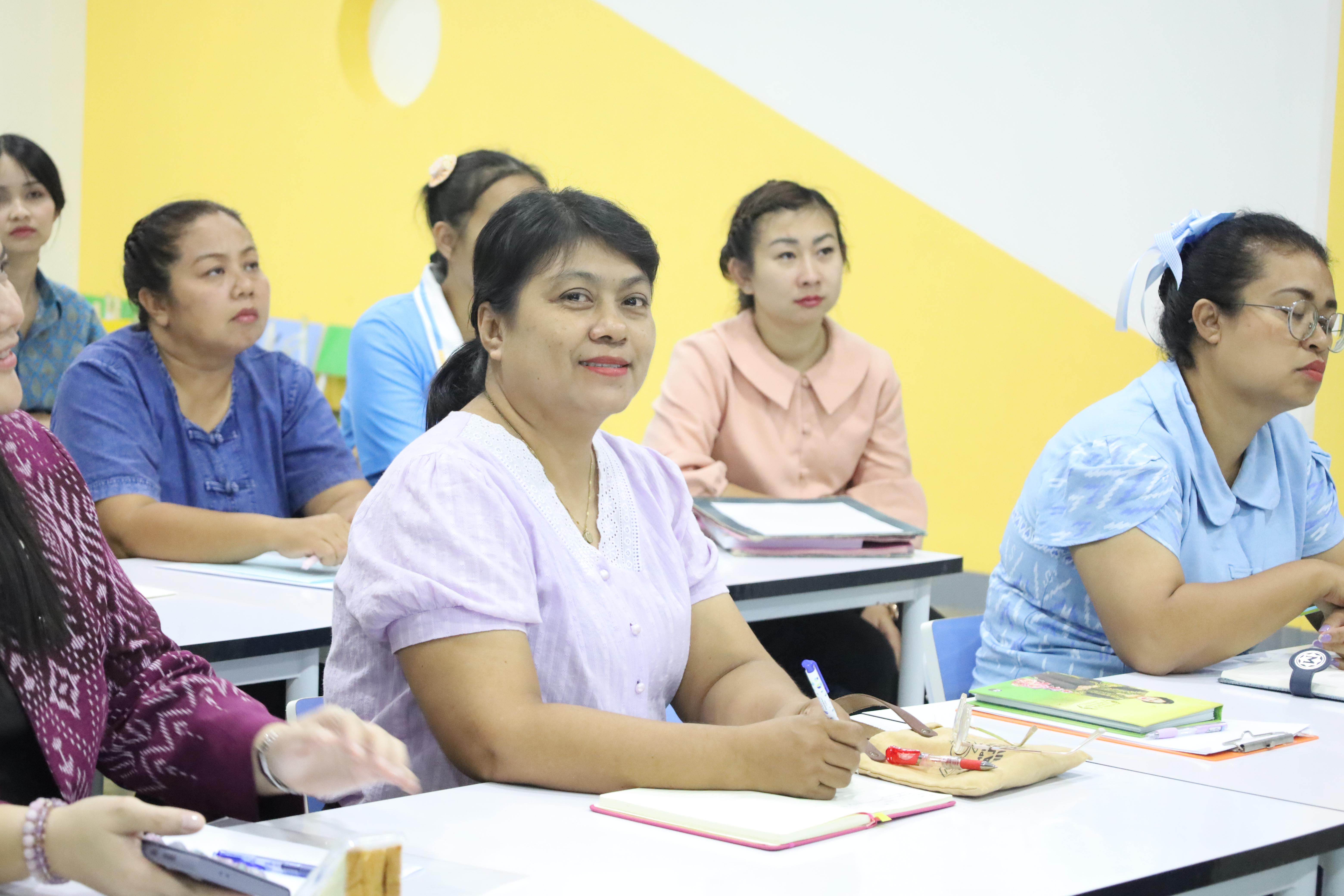 11. โครงการการพัฒนาบุคลิกภาพและทักษะการพูดคุยเชิงบวกสำหรับครูปฐมวัย