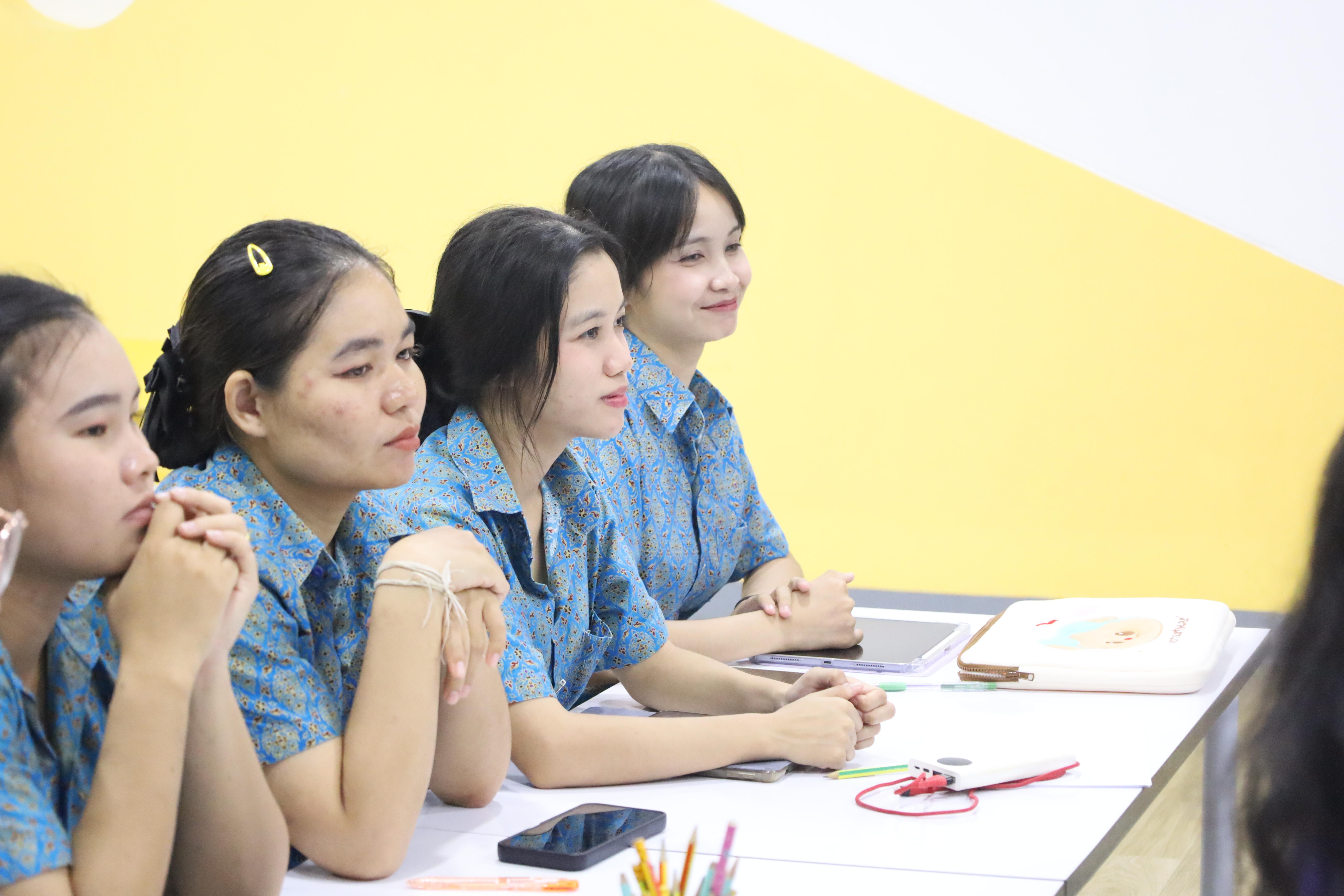 16. โครงการการพัฒนาบุคลิกภาพและทักษะการพูดคุยเชิงบวกสำหรับครูปฐมวัย