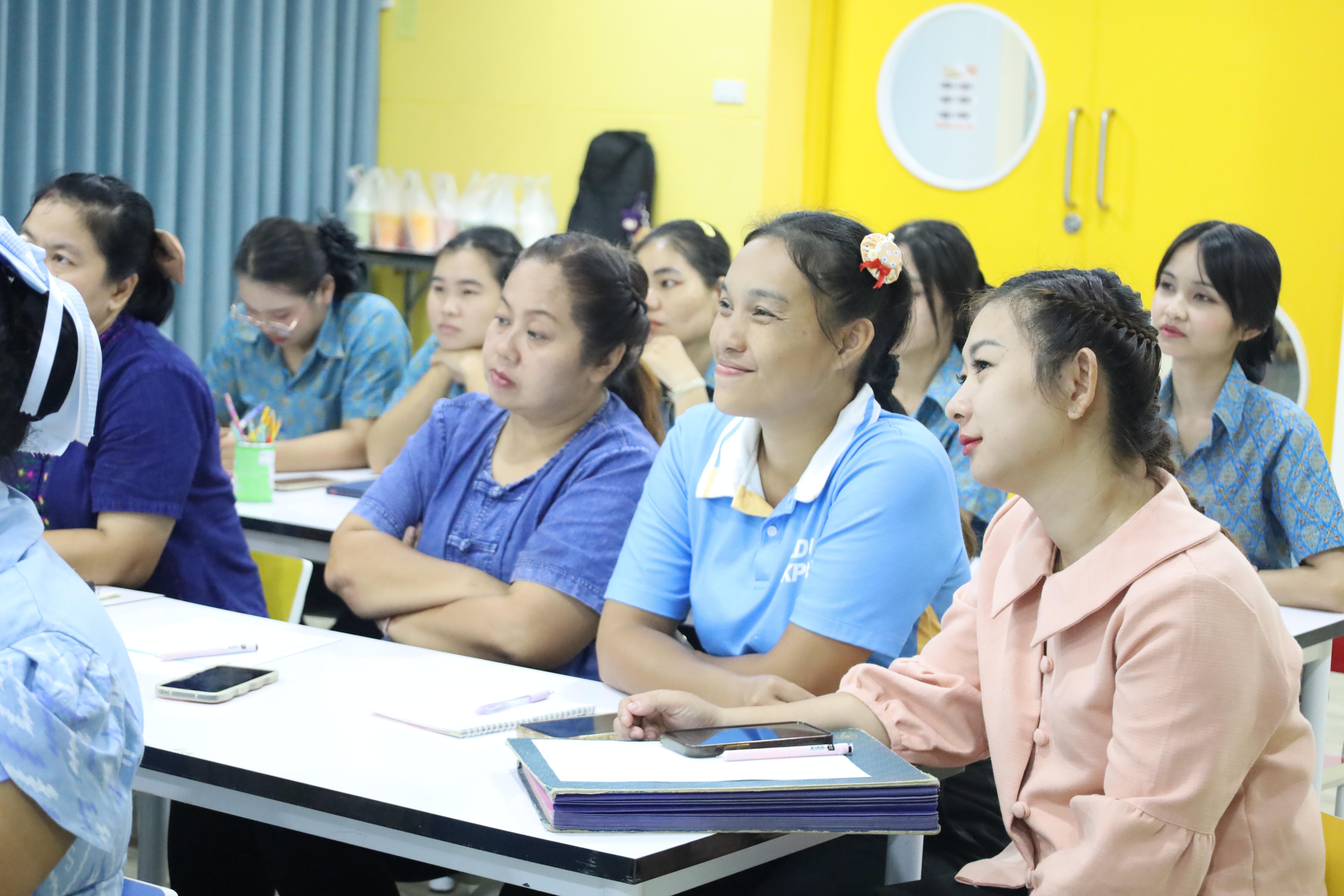32. โครงการการพัฒนาบุคลิกภาพและทักษะการพูดคุยเชิงบวกสำหรับครูปฐมวัย