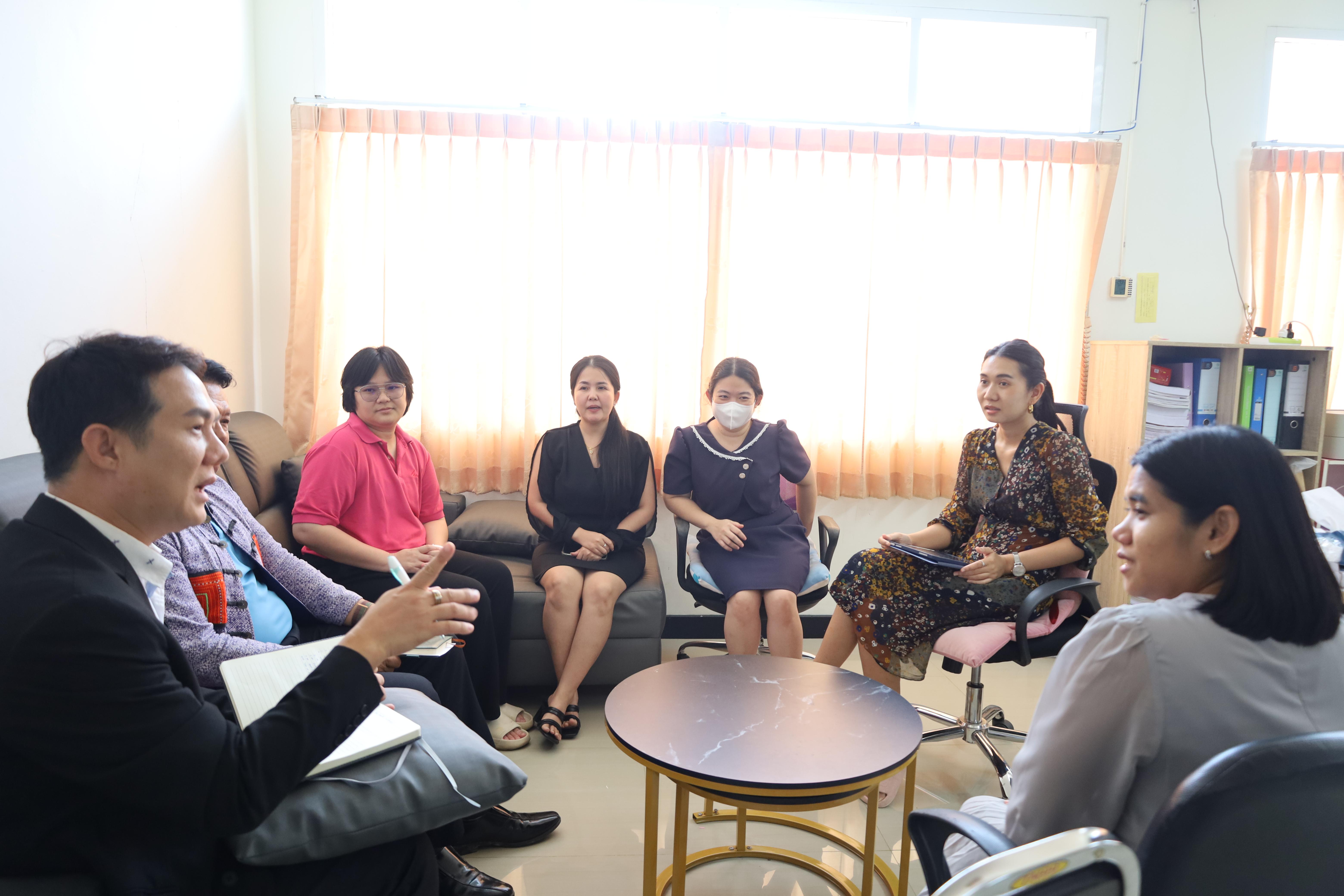 3. คณบดีพบปะอาจารย์ประจำโปรแกรมวิชาภาษาจีน