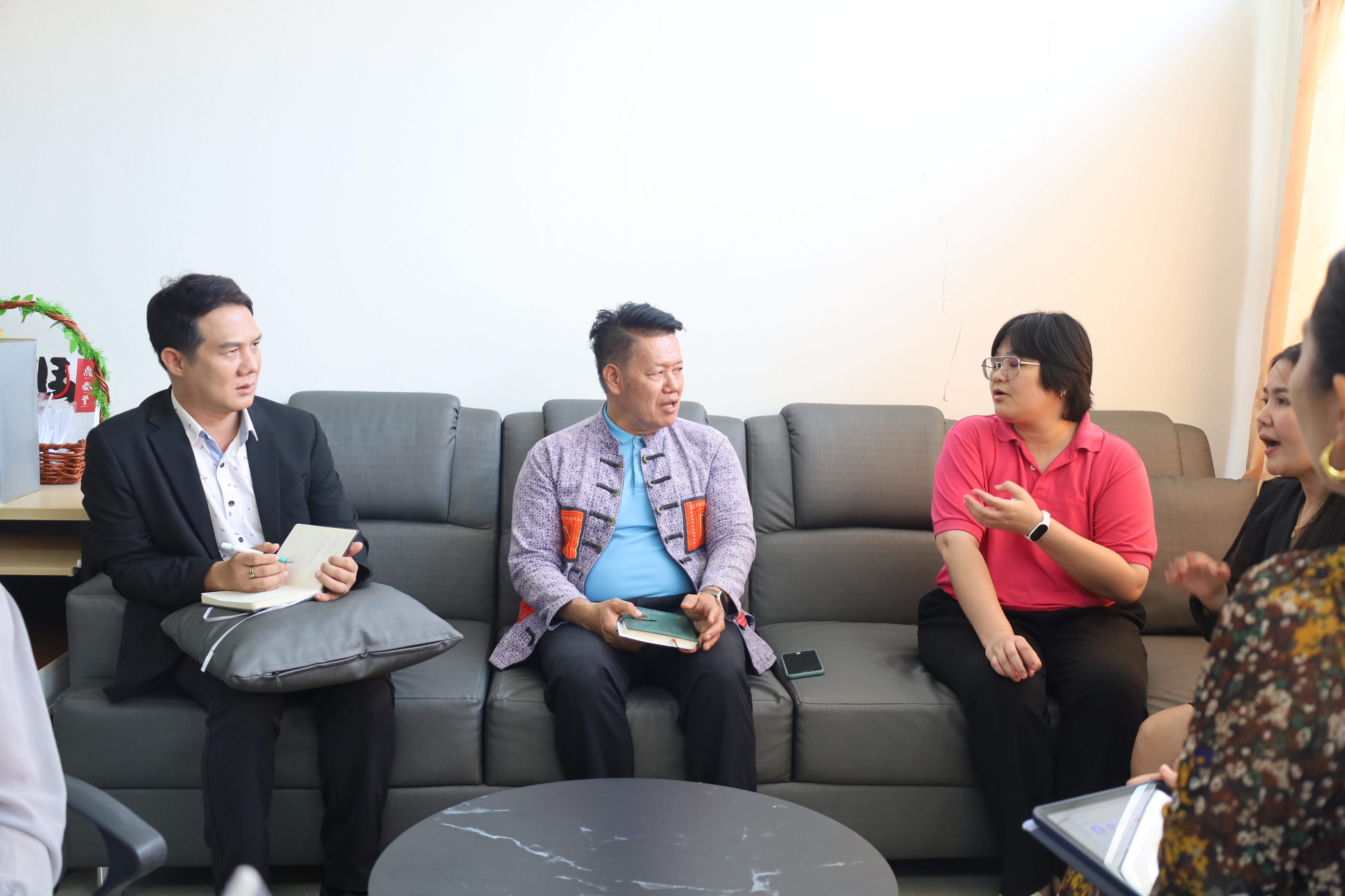 2. คณบดีพบปะอาจารย์ประจำโปรแกรมวิชาภาษาจีน