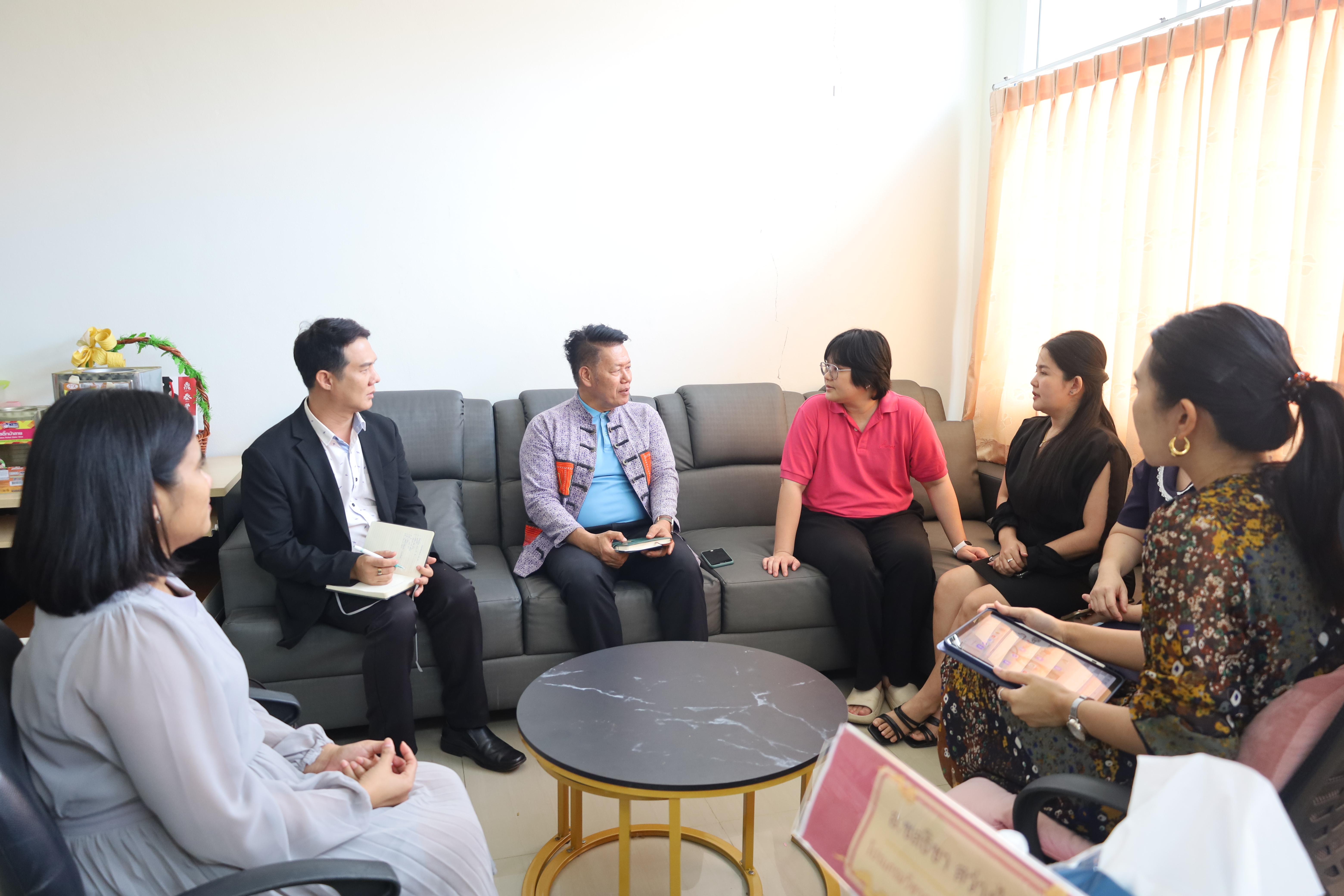 1. คณบดีพบปะอาจารย์ประจำโปรแกรมวิชาภาษาจีน