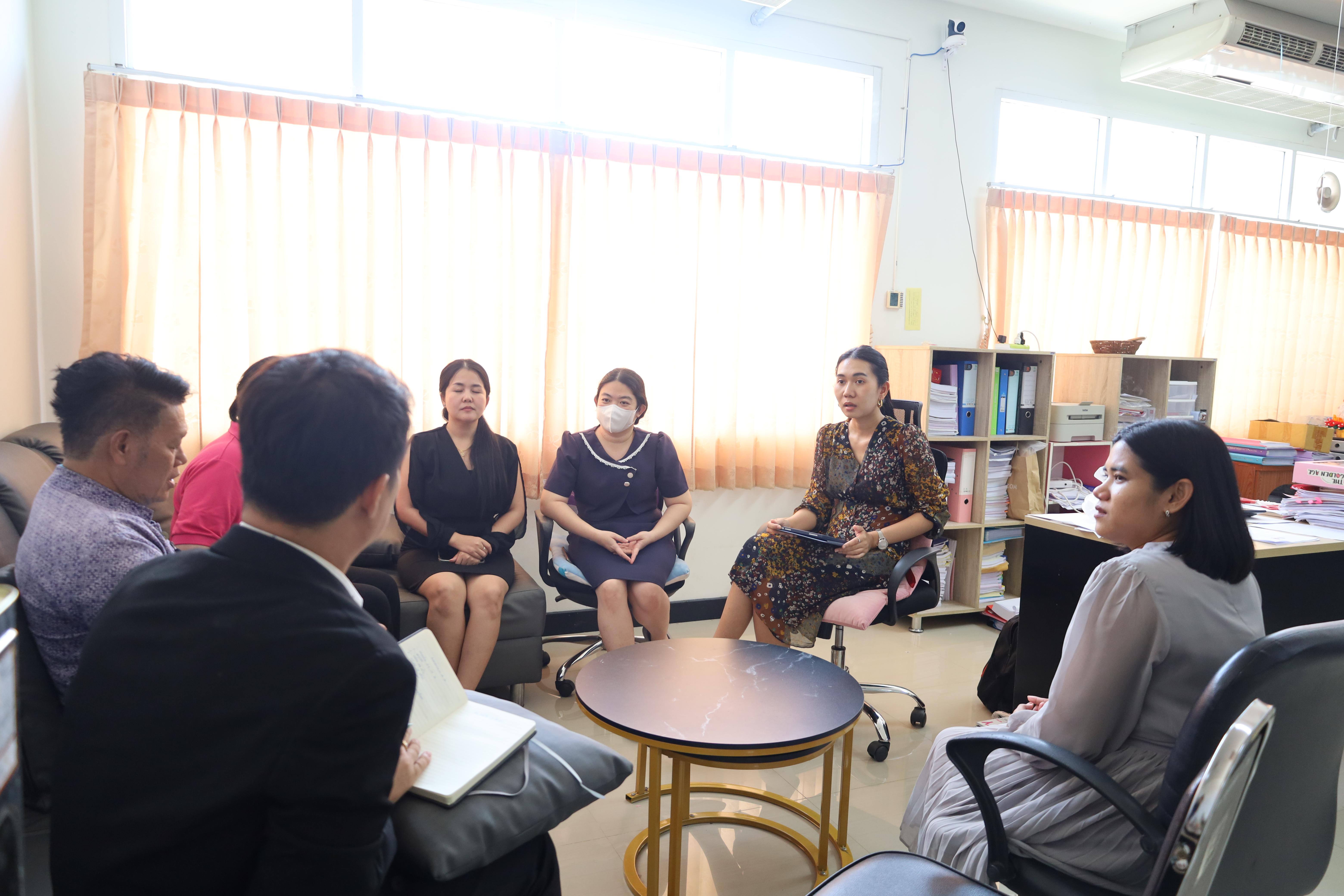 4. คณบดีพบปะอาจารย์ประจำโปรแกรมวิชาภาษาจีน