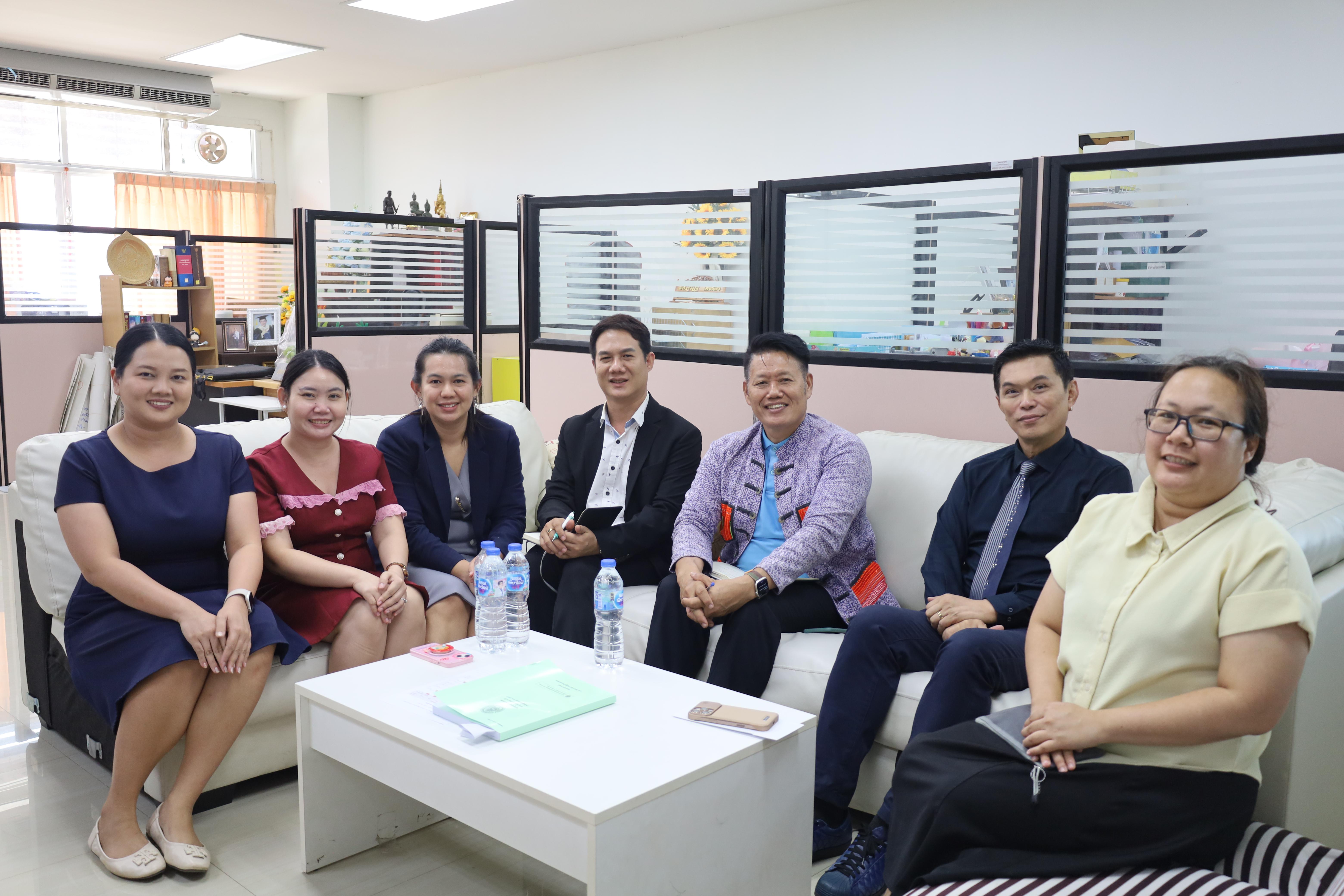 1. คณบดีพบปะคณาจารย์ประจำโปรแกรมวิชาภาษาไทย