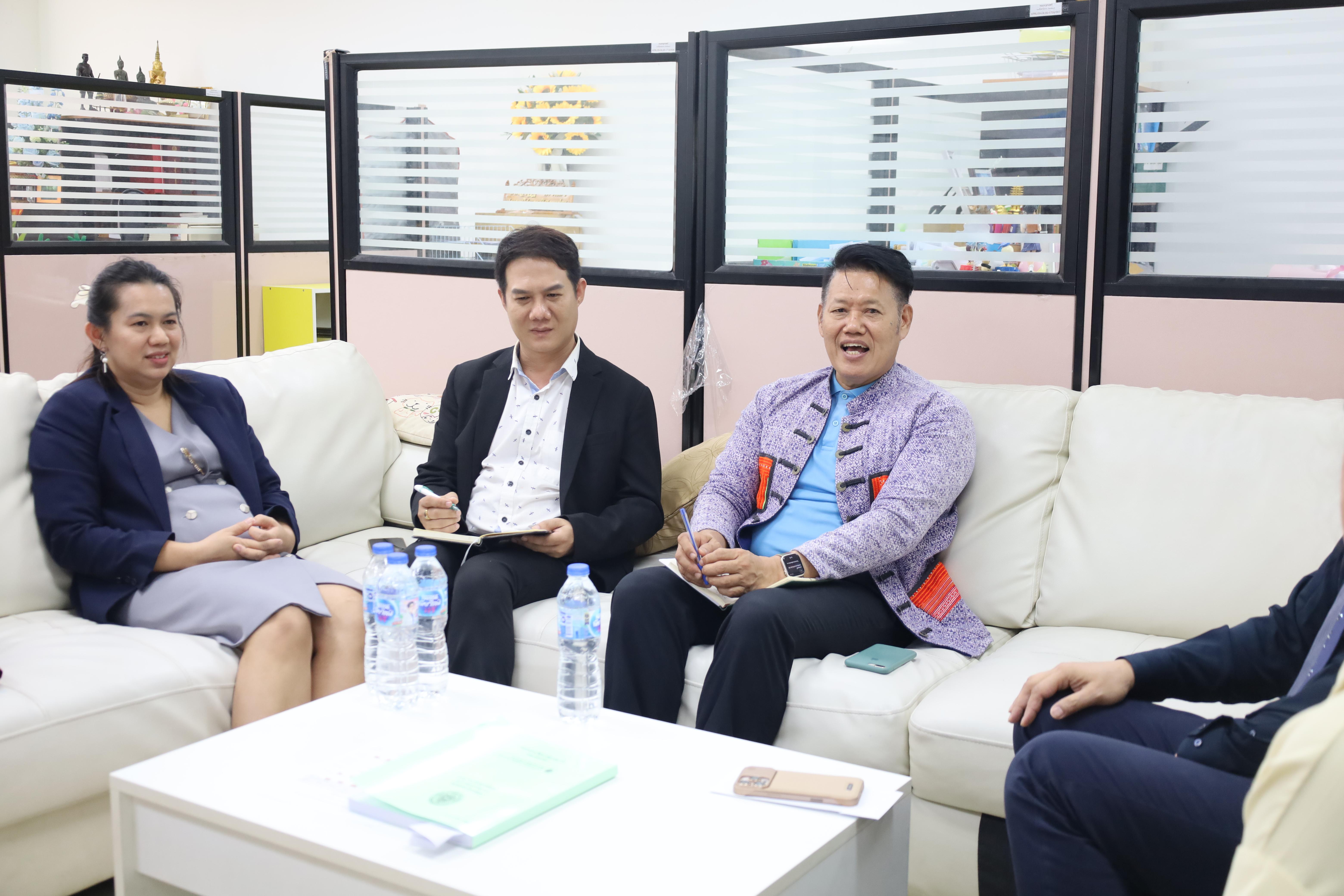 2. คณบดีพบปะคณาจารย์ประจำโปรแกรมวิชาภาษาไทย