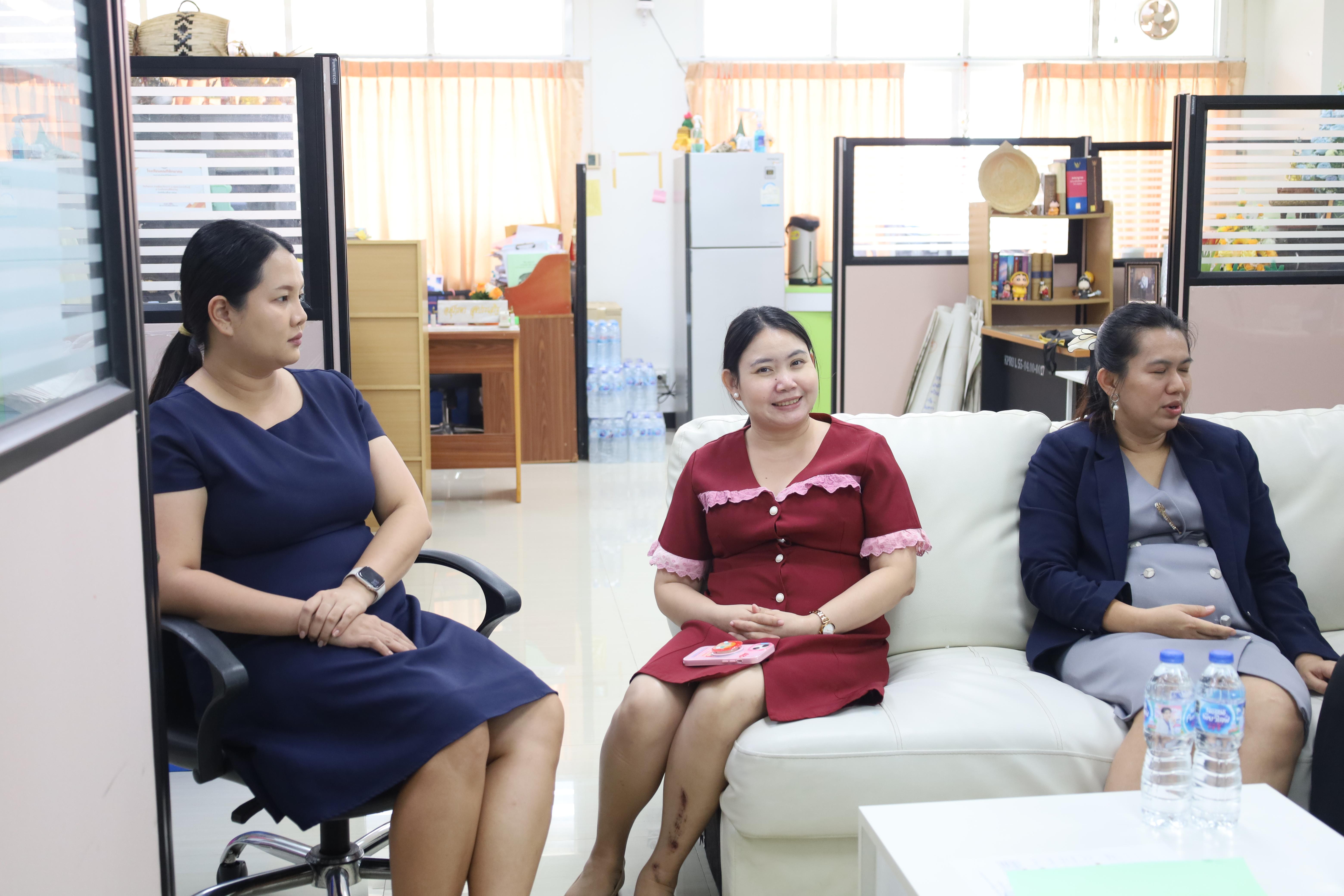 3. คณบดีพบปะคณาจารย์ประจำโปรแกรมวิชาภาษาไทย