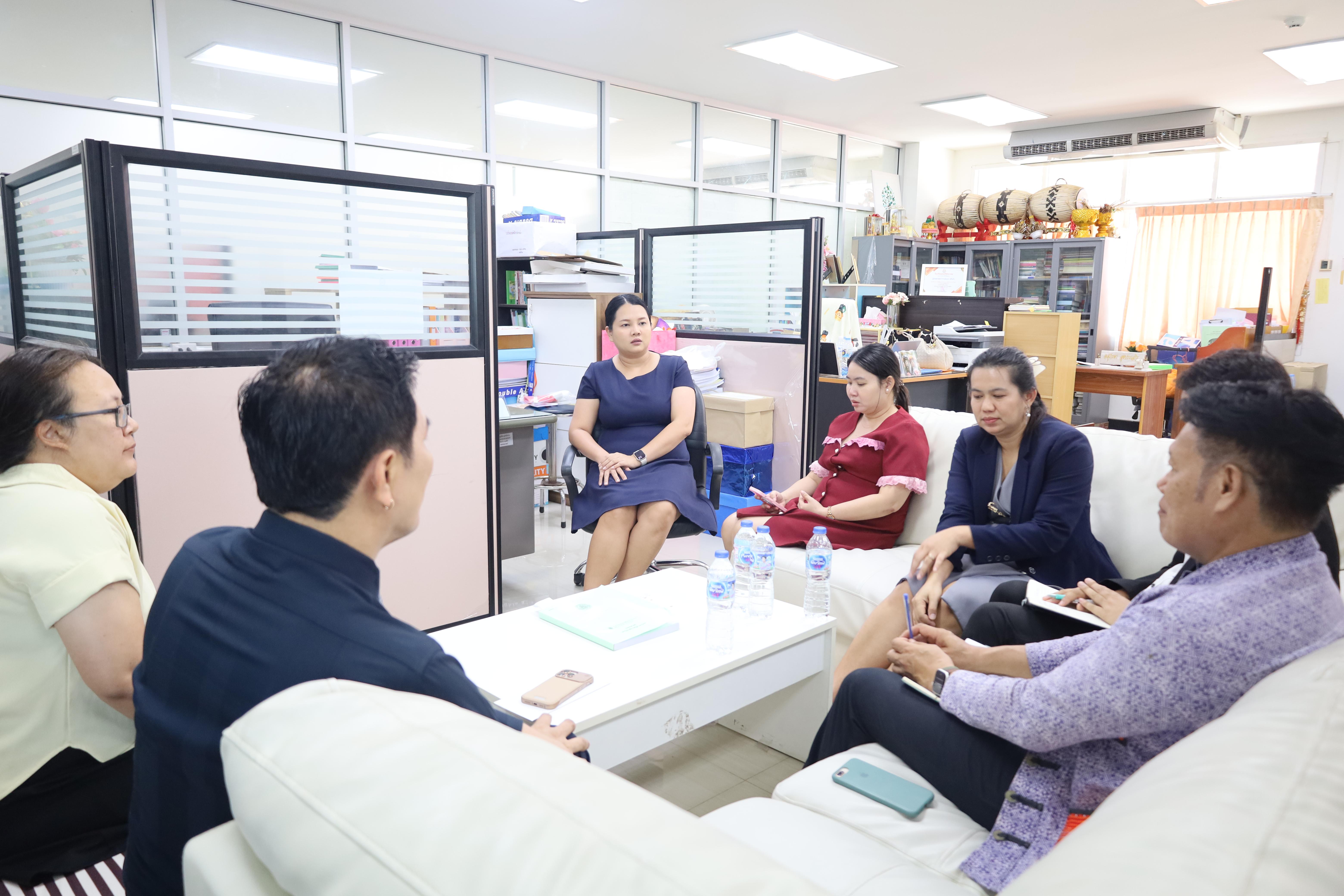 4. คณบดีพบปะคณาจารย์ประจำโปรแกรมวิชาภาษาไทย