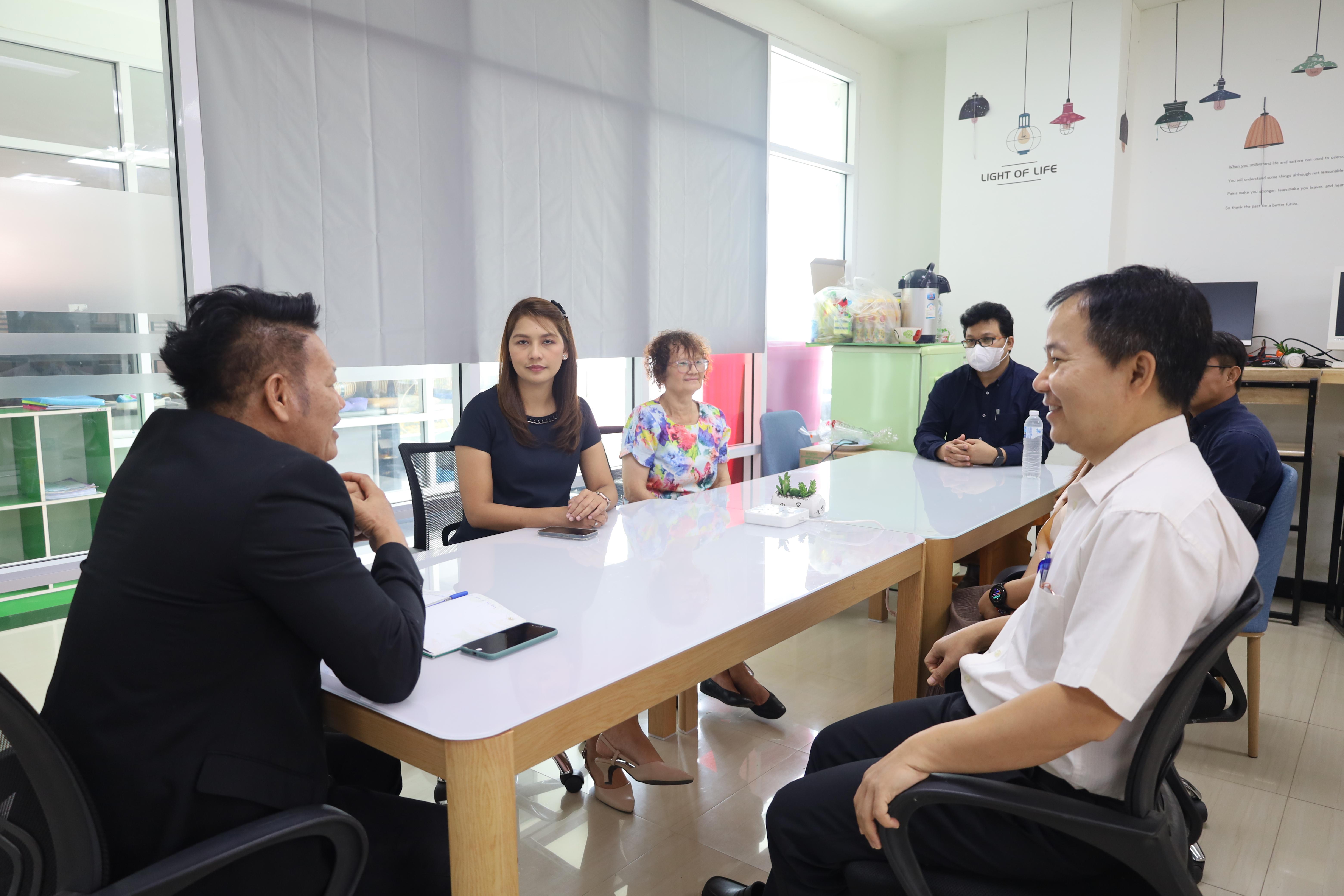 3. คณบดีพบปะอาจารย์ประจำโปรแกรมวิชาภาษาอังกฤษ