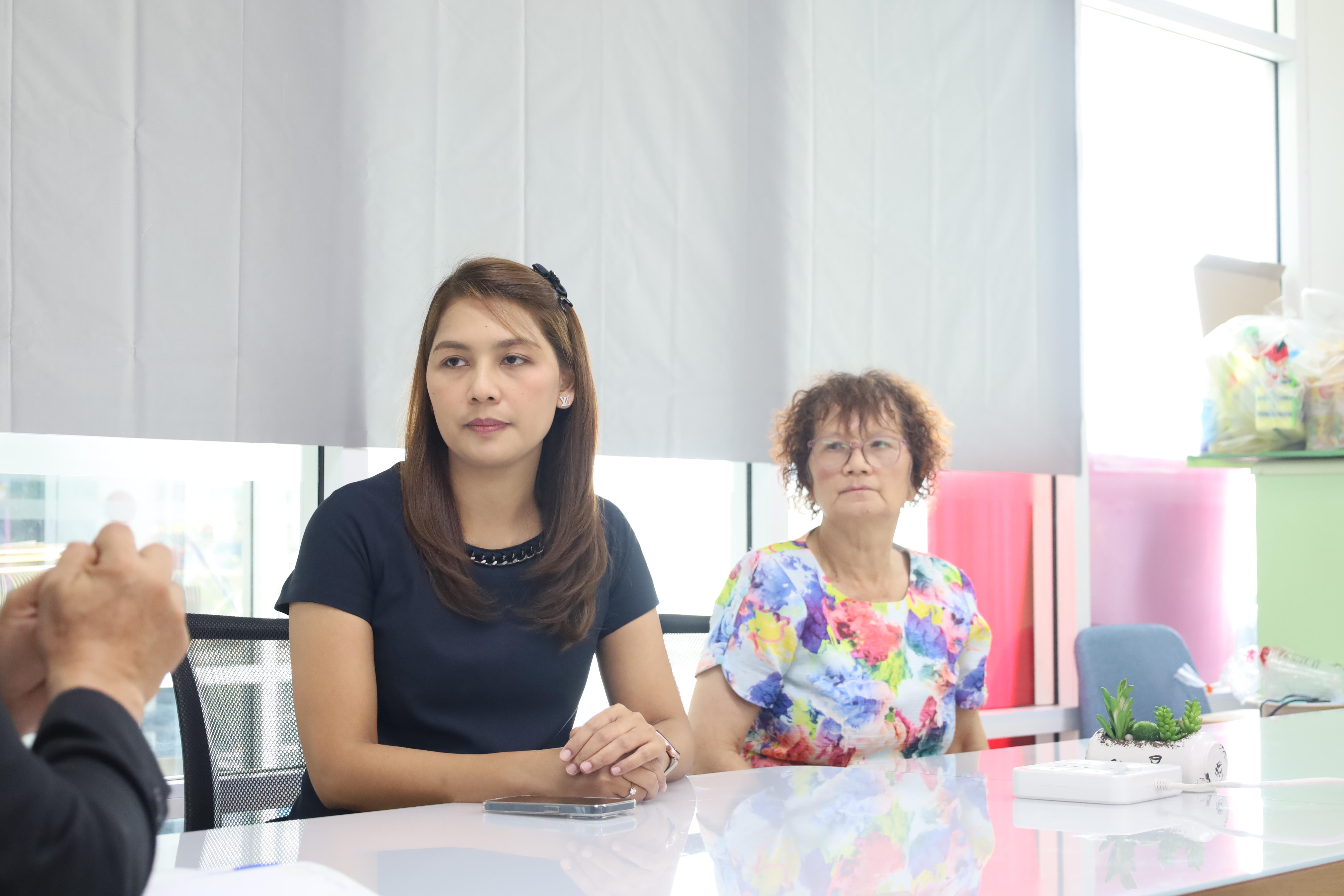 4. คณบดีพบปะอาจารย์ประจำโปรแกรมวิชาภาษาอังกฤษ