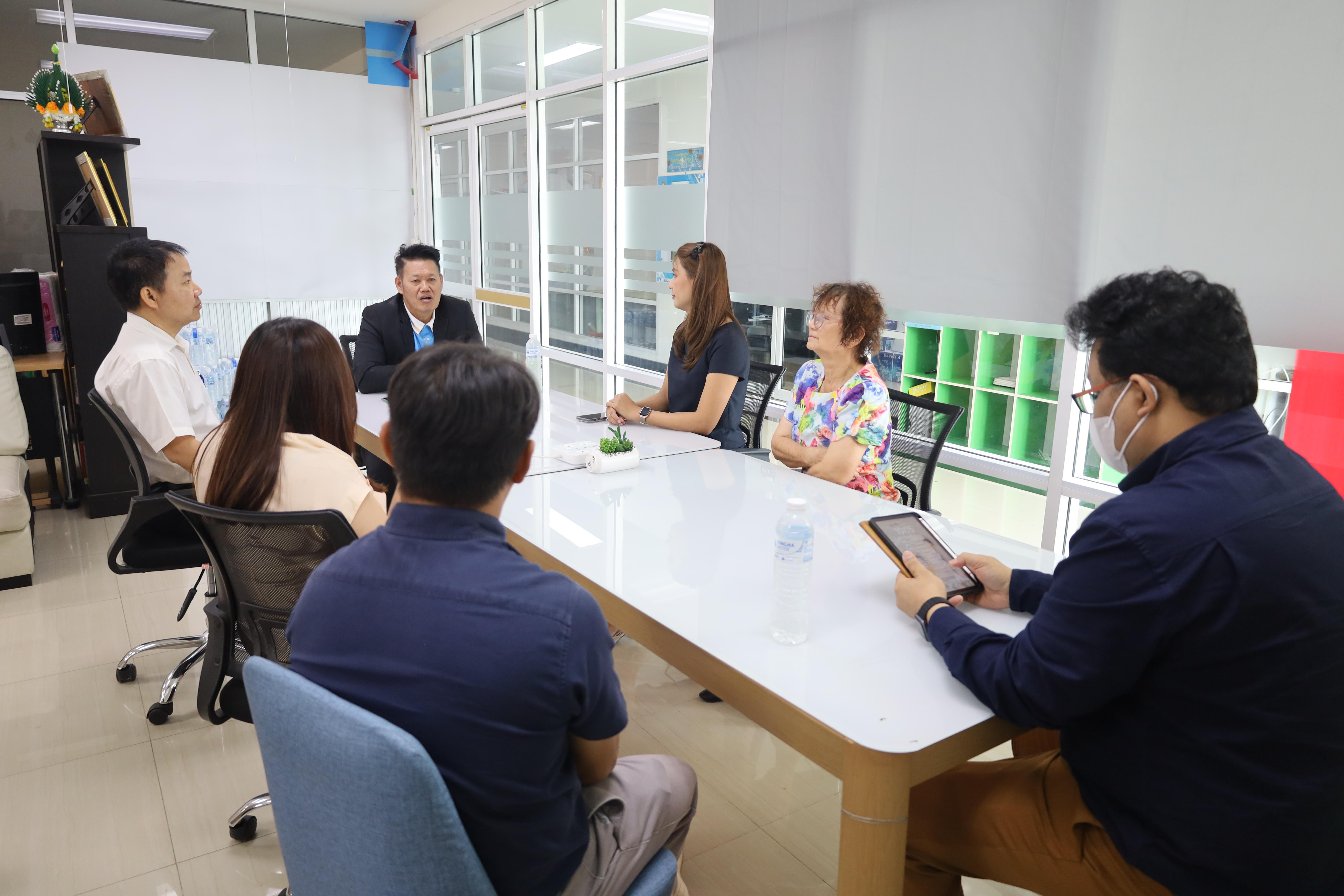 1. คณบดีพบปะอาจารย์ประจำโปรแกรมวิชาภาษาอังกฤษ