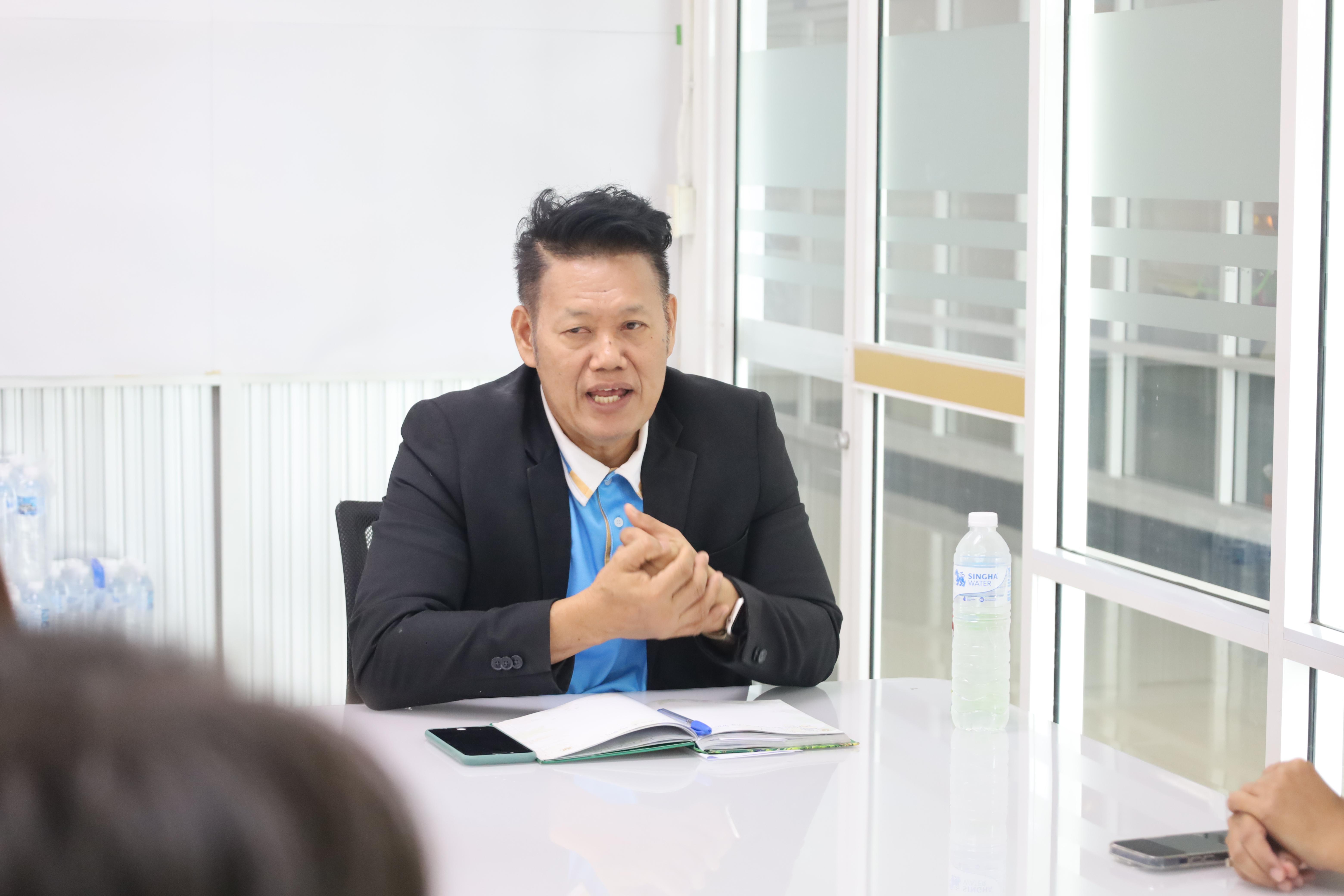 2. คณบดีพบปะอาจารย์ประจำโปรแกรมวิชาภาษาอังกฤษ